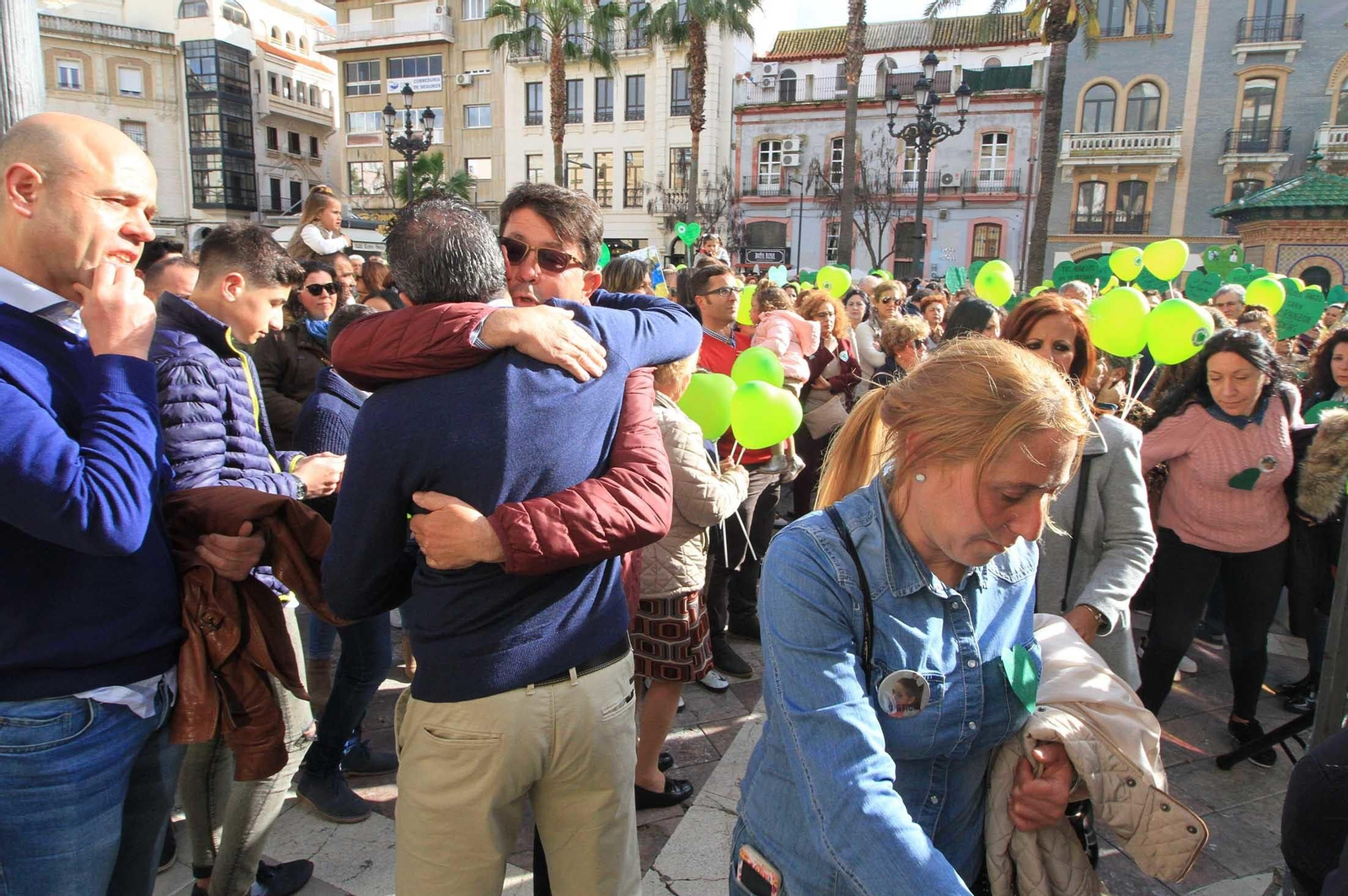 Imágenes de la concentración en la Plaza de las Monjas pidiendo justicia para las víctimas del doble crimen de Almonte