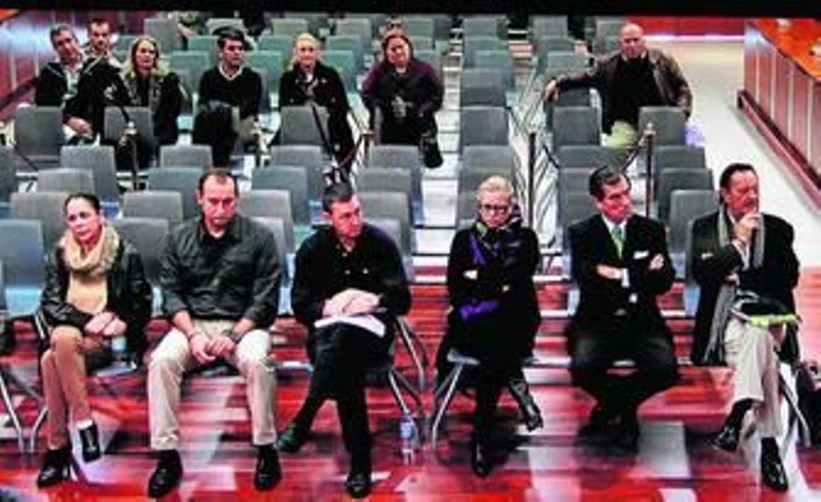 Parte de los acusados en este procedimiento, con Muñoz y Pantoja en los extremos. Atrás, público interesado en seguir la vista.