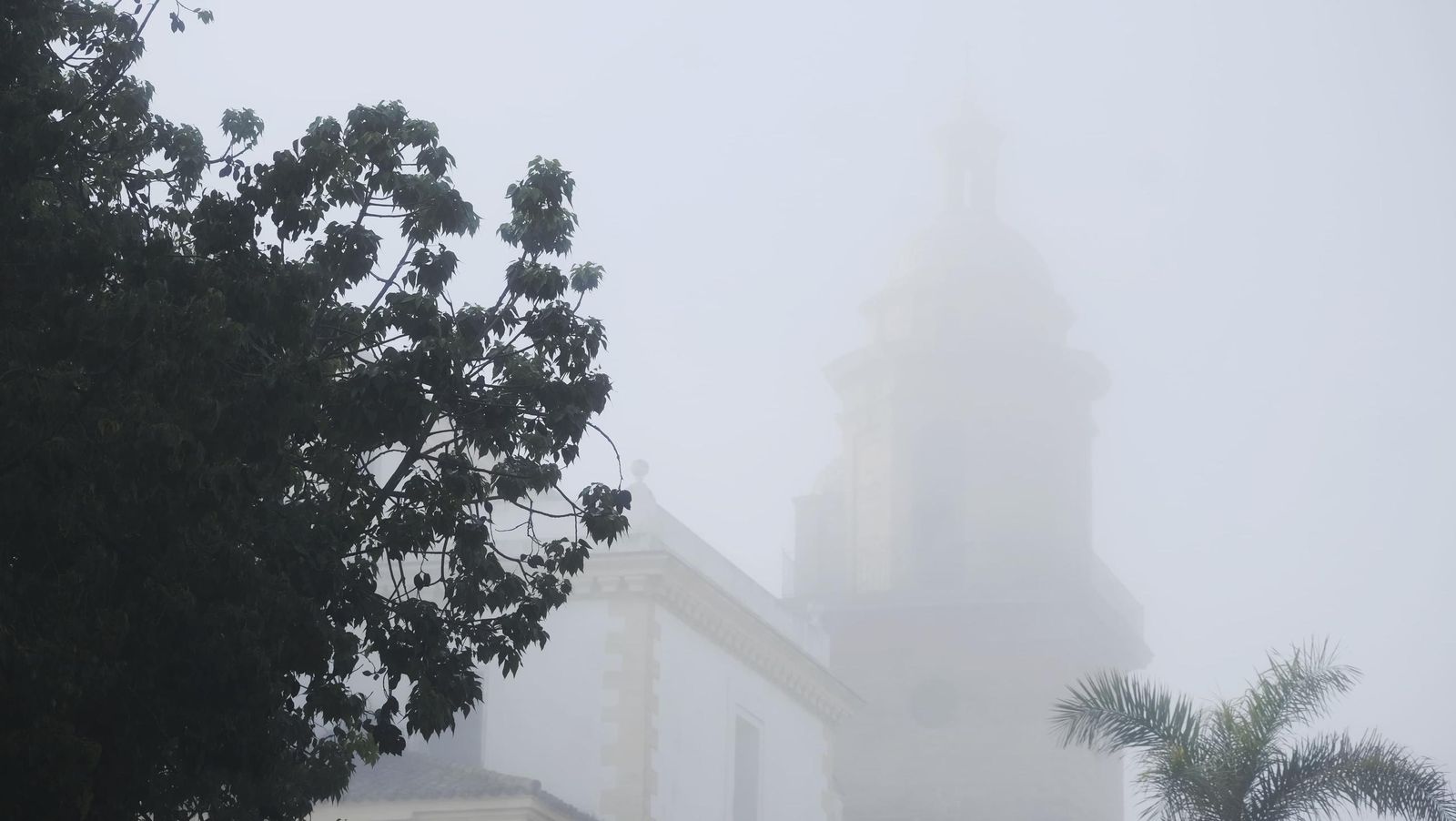 La niebla invade Cádiz
