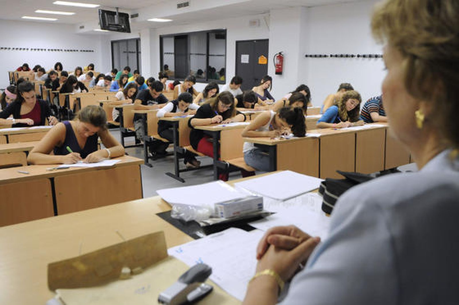 Los alumnos sevillanos comienzan los exámenes de la temida selectividad.   Foto: Juan Carlos Vázquez