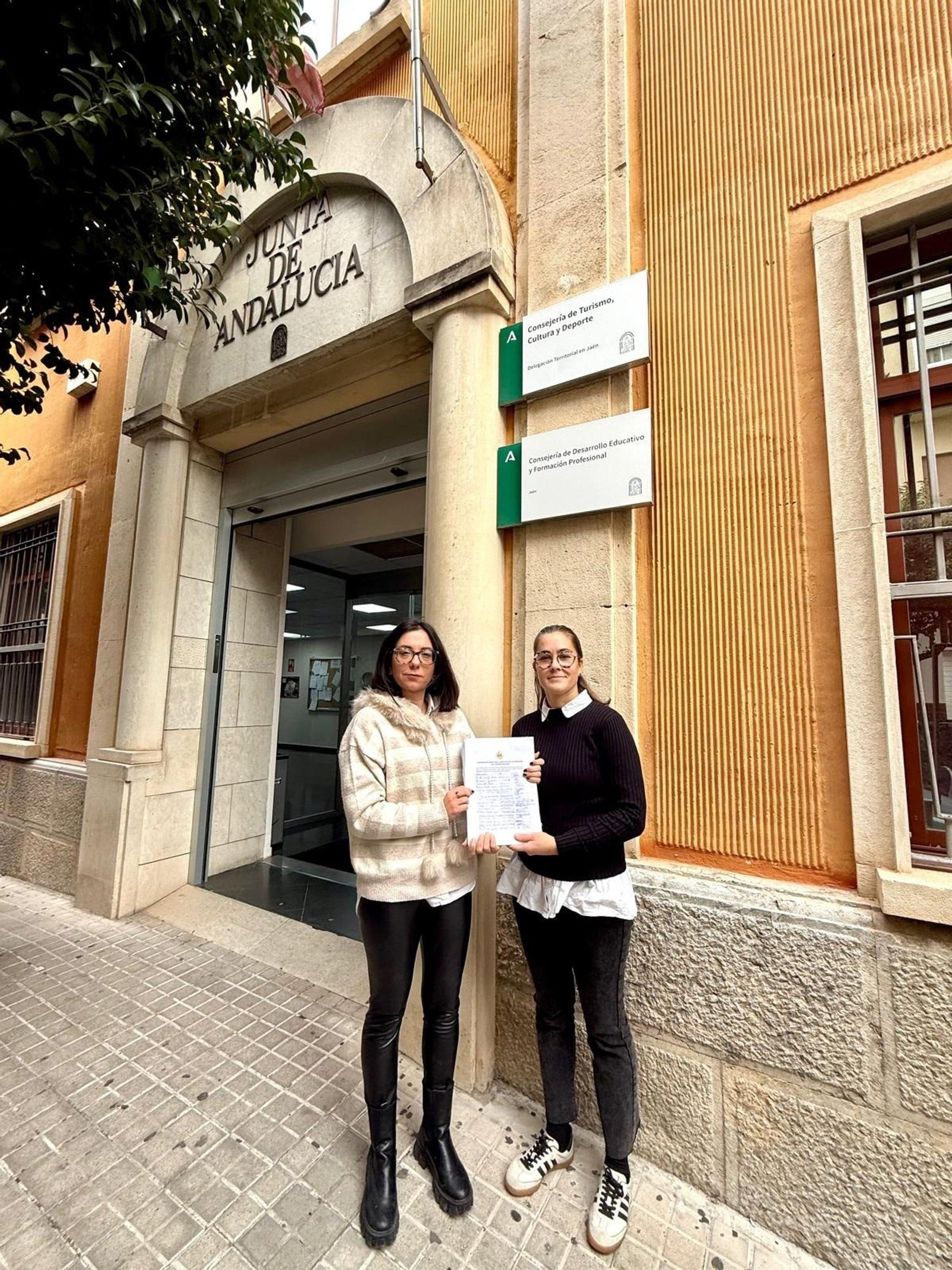 Las representantes de la ampa Las Torres ante la Delegación Territorial de Desarrollo Educativo
