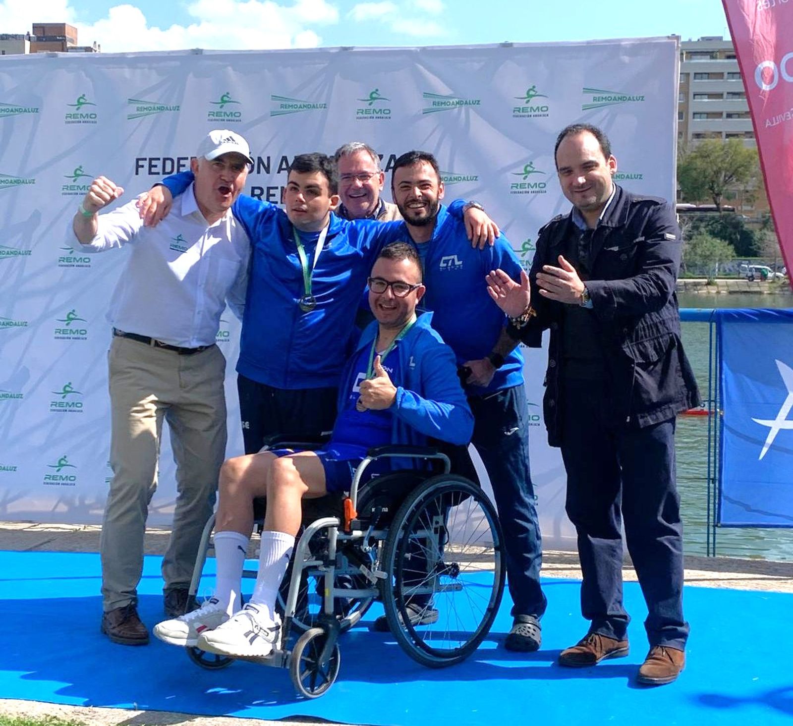 Los componentes del Club Tiempo Libre El Ejido subidos al podio de la prueba de skiff adaptado.