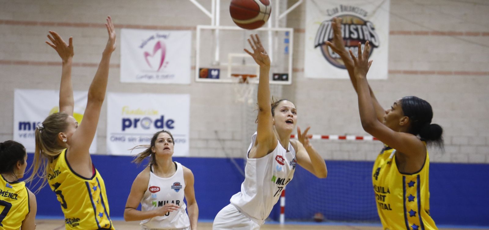 Sangalli lanza ante la presión de dos jugadoras de La Salle Melilla.