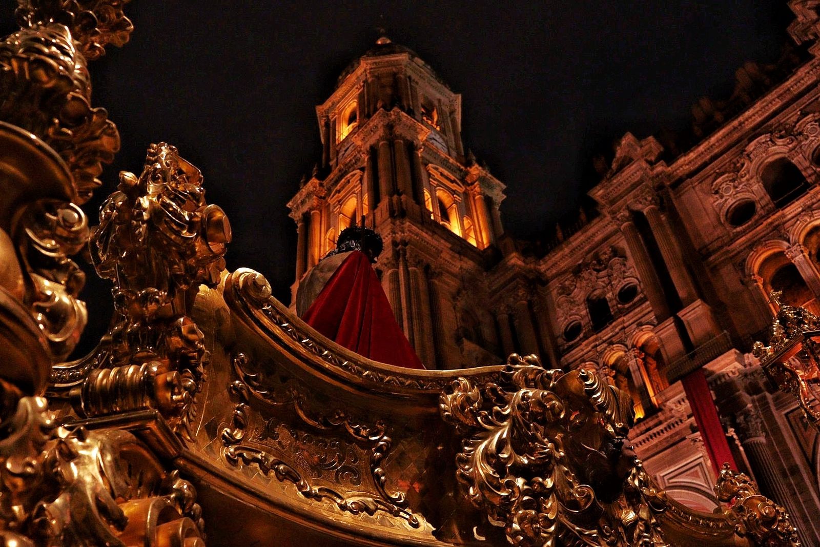 Estudiantes en el Lunes Santo en Málaga, en fotos