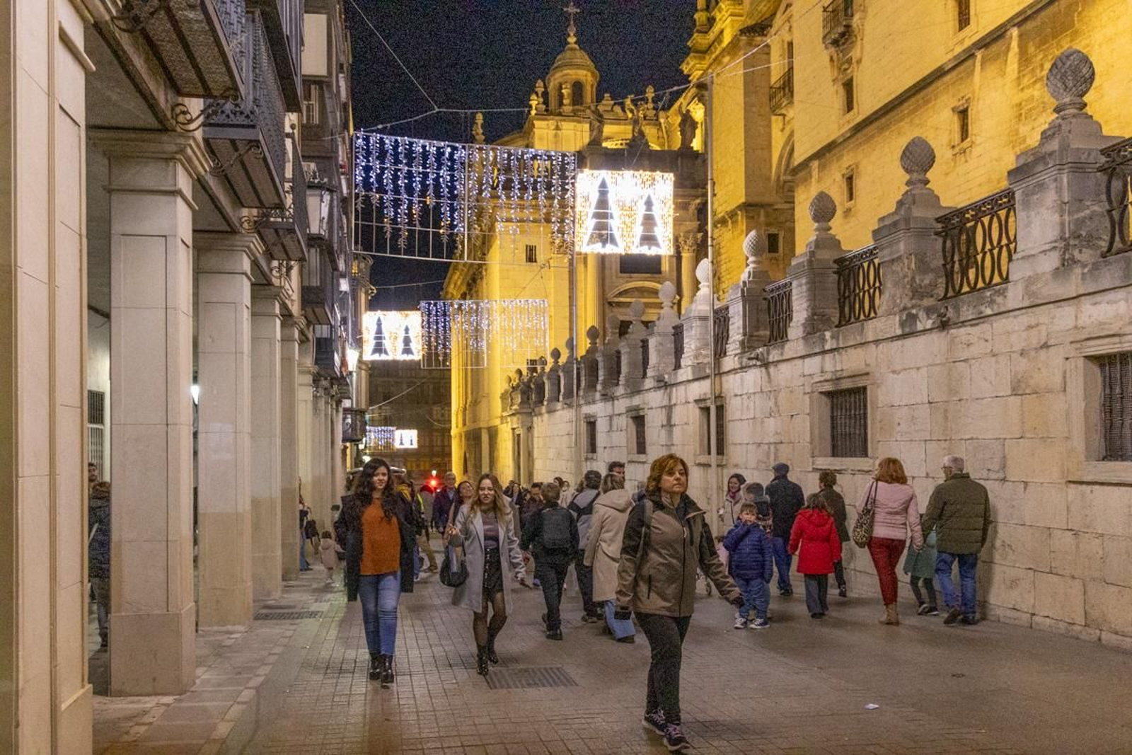 Jaén enciende su Navidad con sus habitantes echados a la calle