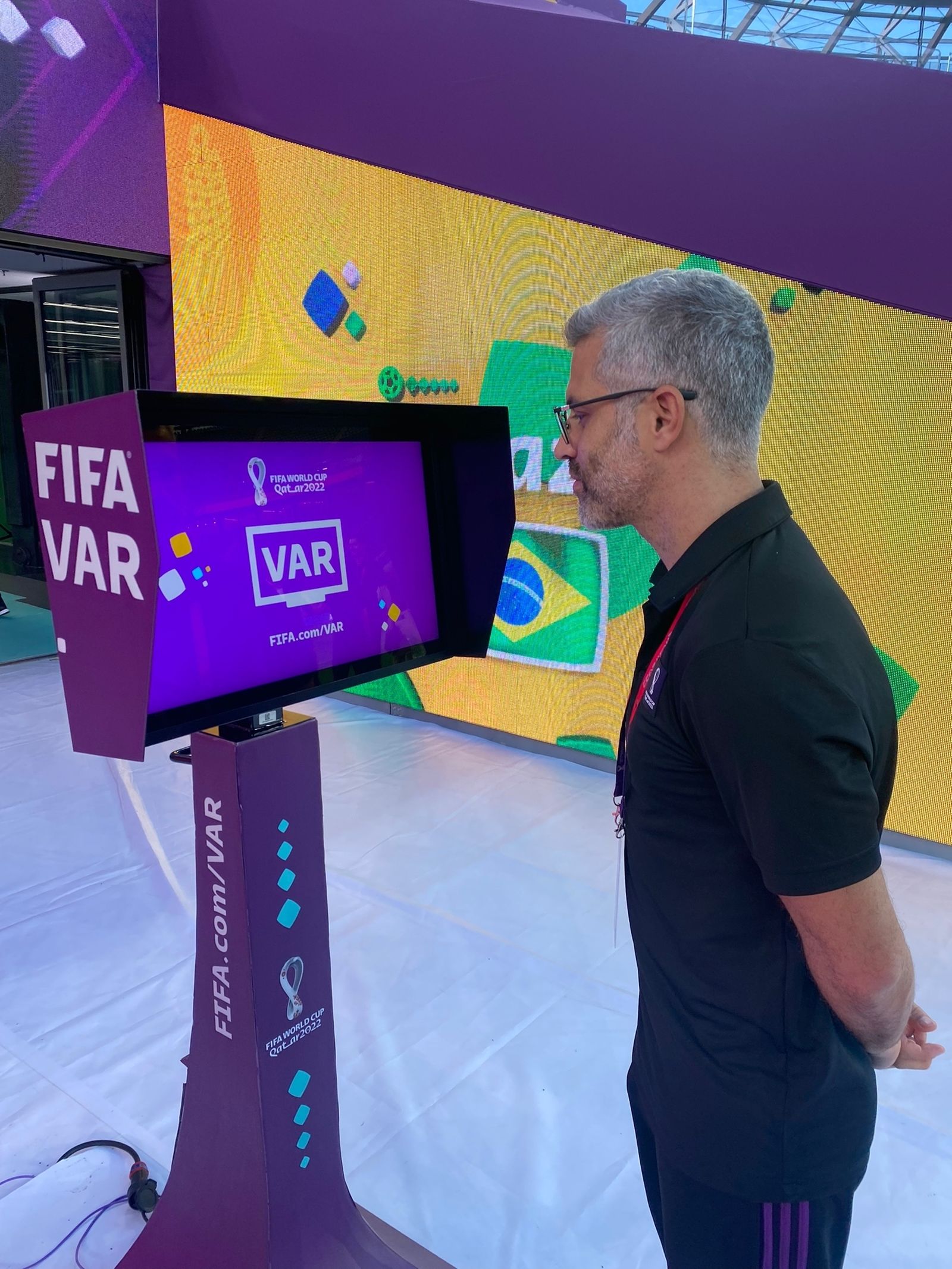 Frente a la pantalla del VAR