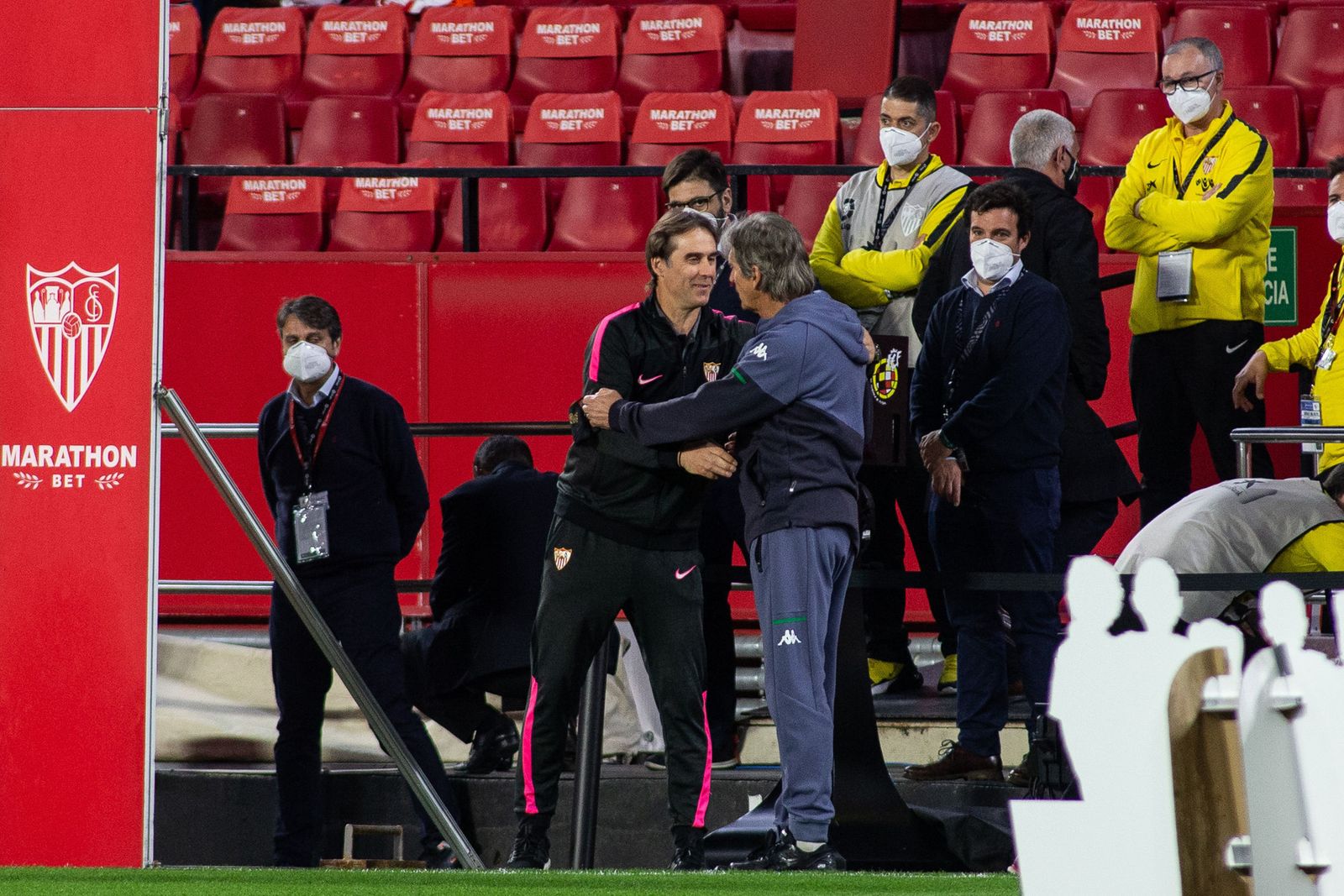 Julen Lopetegui y Manuel Pellegrini se saludan antes del último Sevilla-Betis.