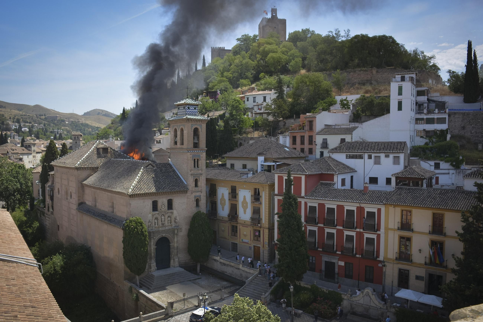 Las imágenes del incendio del edificio cercano a la iglesia de Santa Ana de Granada
