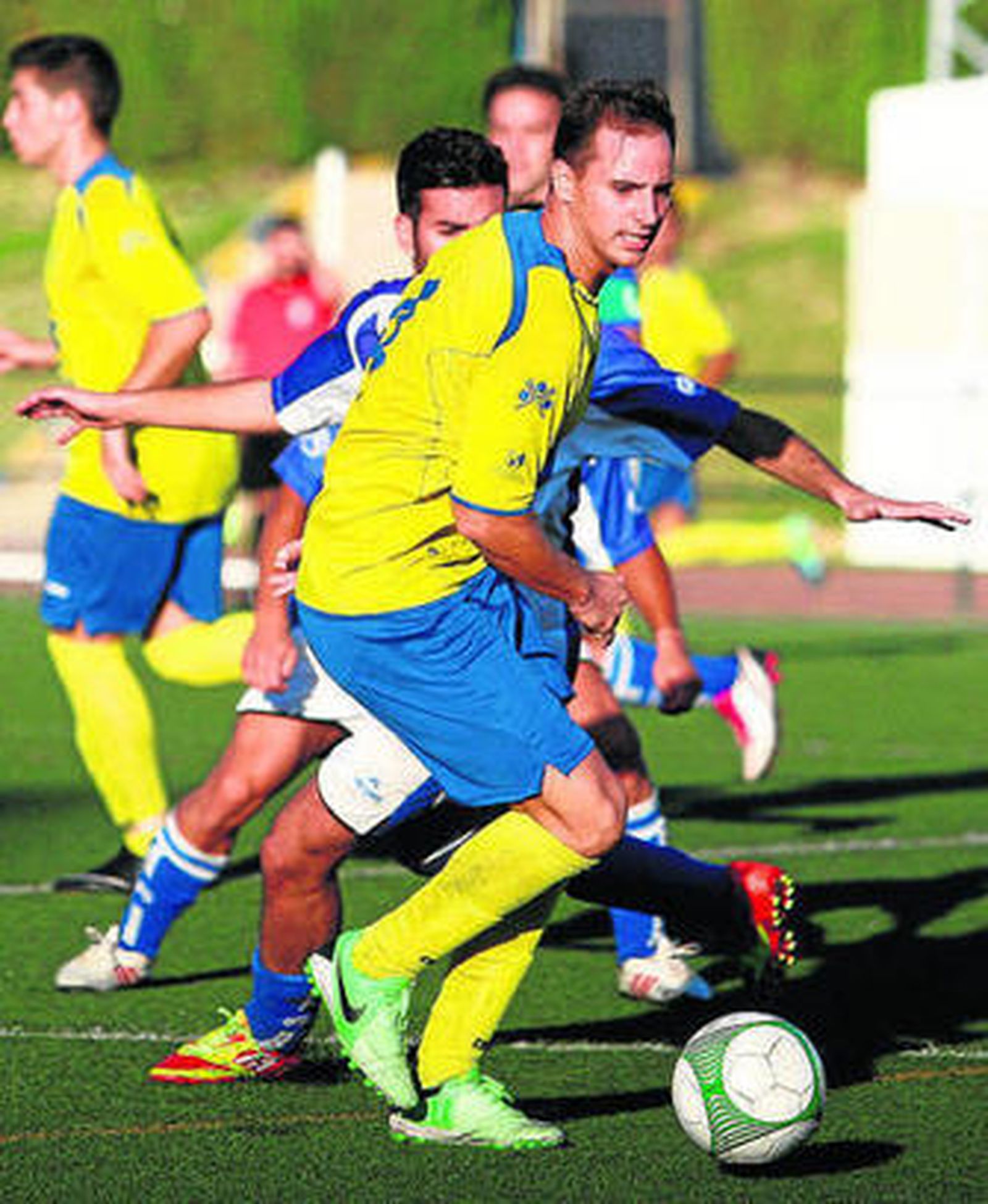 El Moguer (en la imagen ante el Hinojos) sufrió una derrota en casa.