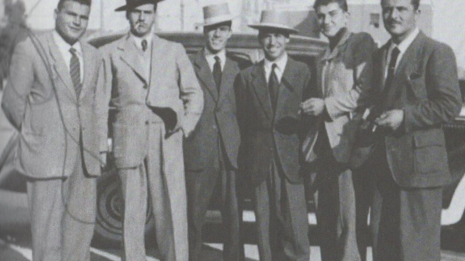 En su ruta de regreso a Italia, varios de los participantes en la B.G. 4 aprovecharon para hacerse con sombreros de ala ancha que luego llevaron puestos en la fiesta que la X MAS organizó en Boca di Serchio para celebrar el triunfo obtenido. En la fotografía aparecen, de izquierda a derecha, Giannoni, Vesco, Visintini, Catalano, Zozzoli y Magro.