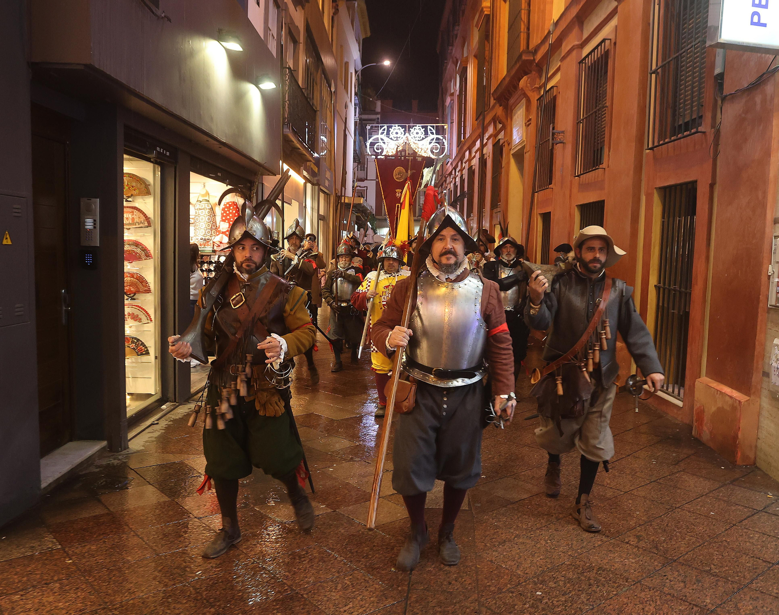 Desfile del Tercio de Olivares por las calles del centro de Sevilla.