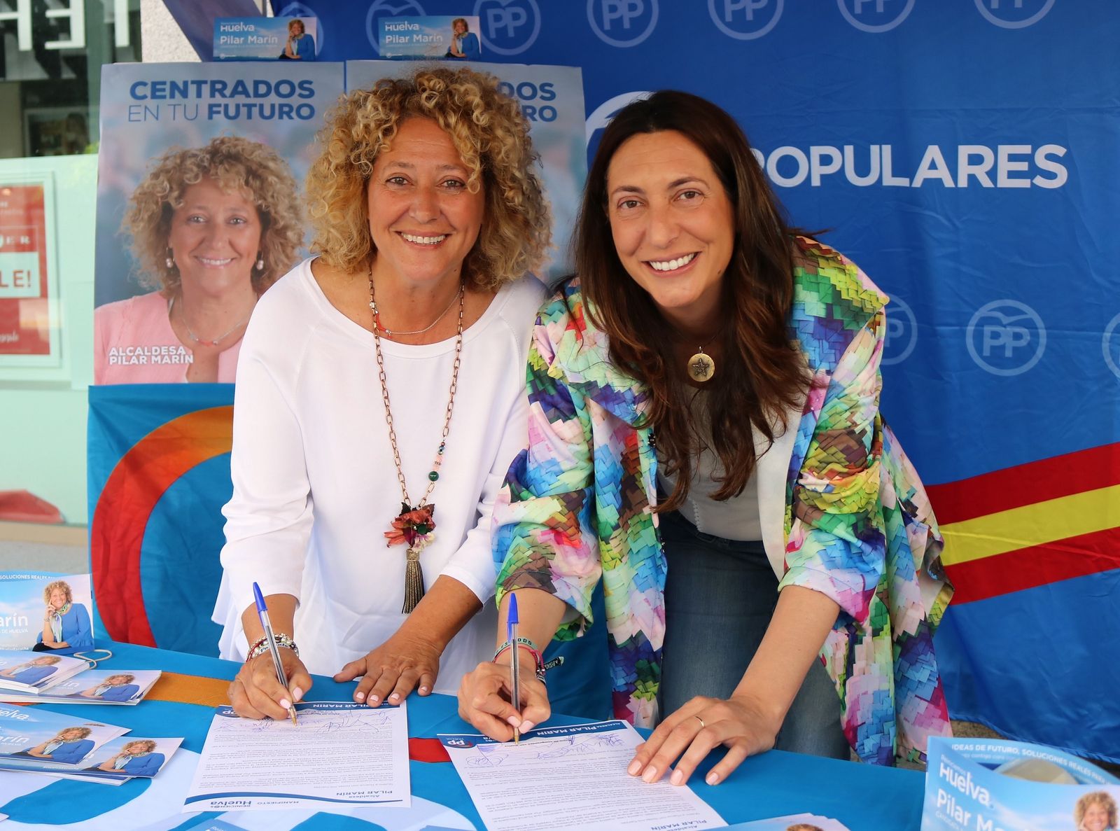 Pilar Marín y Loles López, rubricando el “contrato” con Huelva en La Placeta.