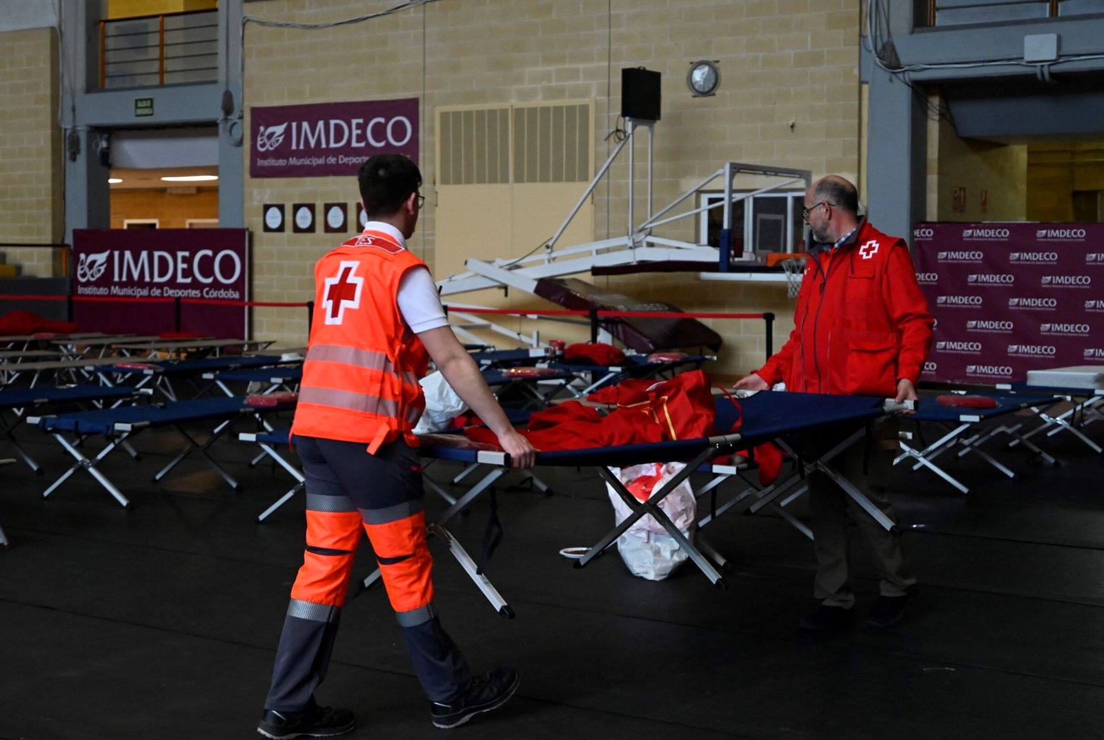 Decenas de desalojados de Córdoba por la crecida del Guadalquivir mantienen la incertidumbre desde Vista Alegre