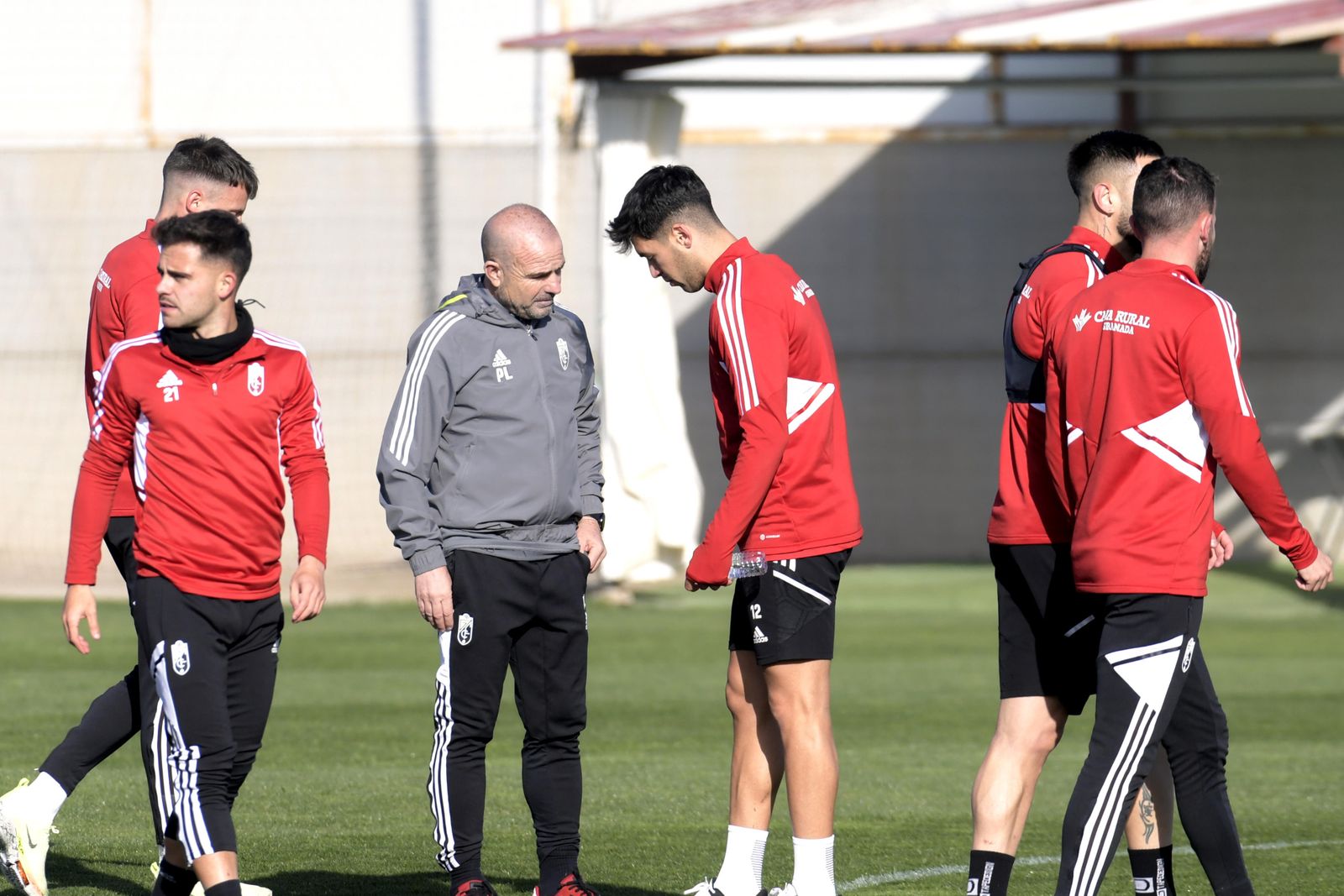 Paco López charla con Meseguer.