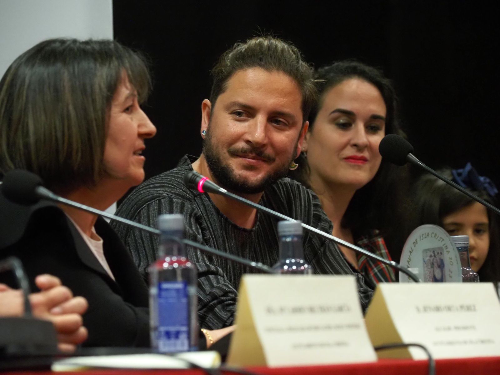 Manuel Carrasco regresa a su Isla Cristina para recibir el Galardón de la Peña Pasacalles, en imágenes