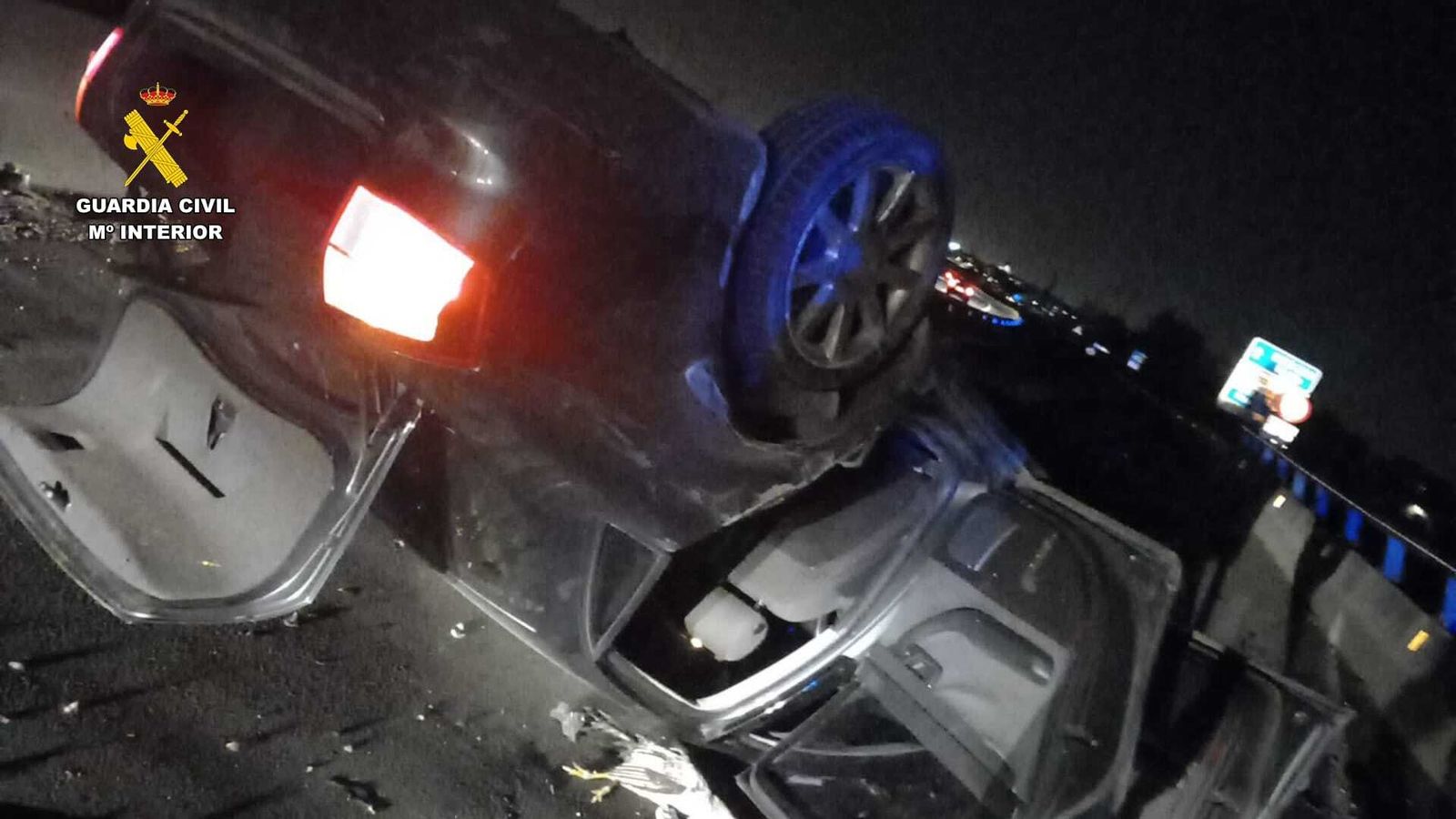 Dos ladrones sufren un accidente de tráfico tras robar 45 gallos de pelea en La Algaba