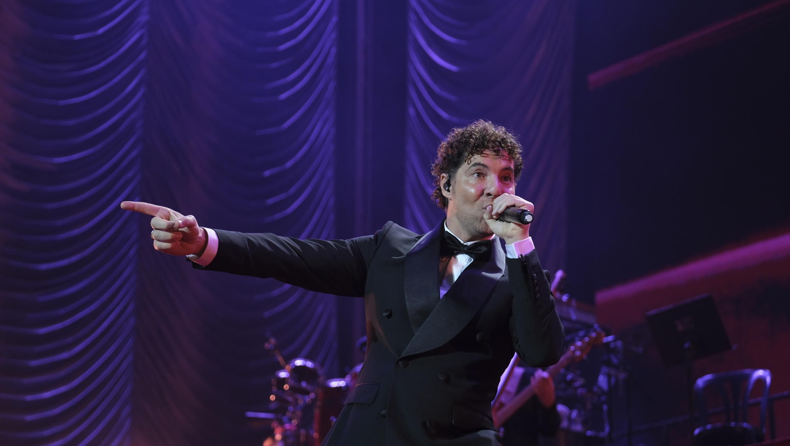 David Bisbal enamora a su Almería en el inicio de la gira 'Todo es Posible en Navidad', en fotografías