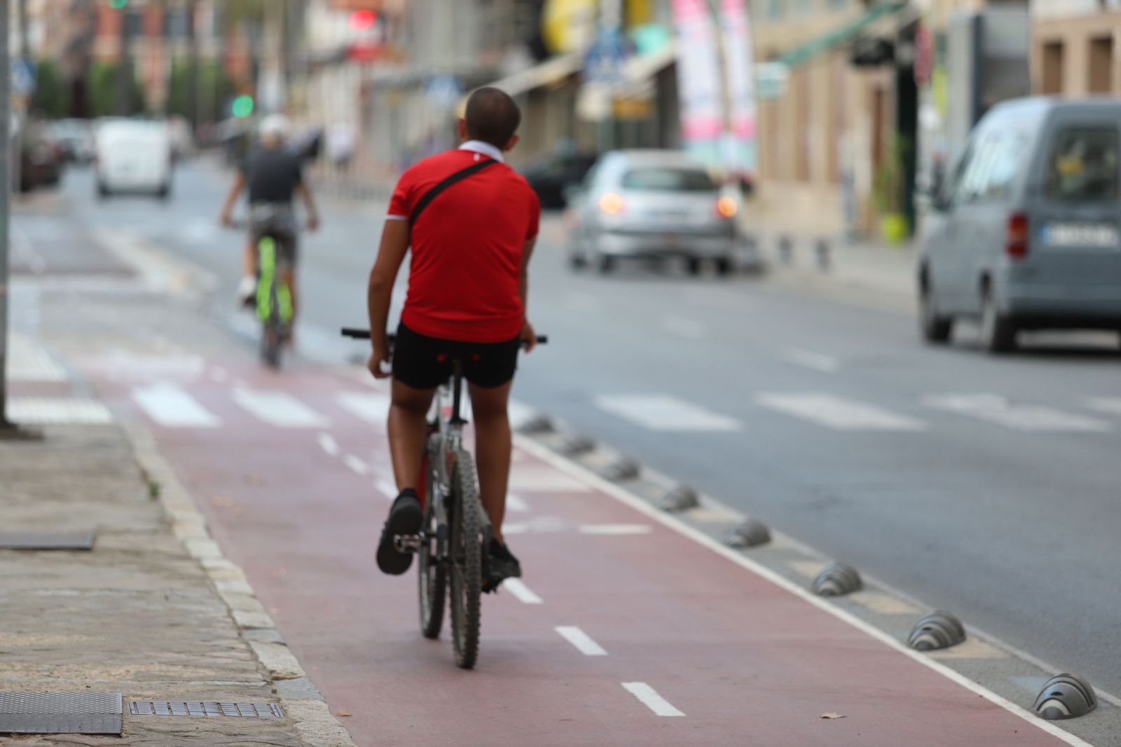 Un ciclista en un carril bici de Huelva.
