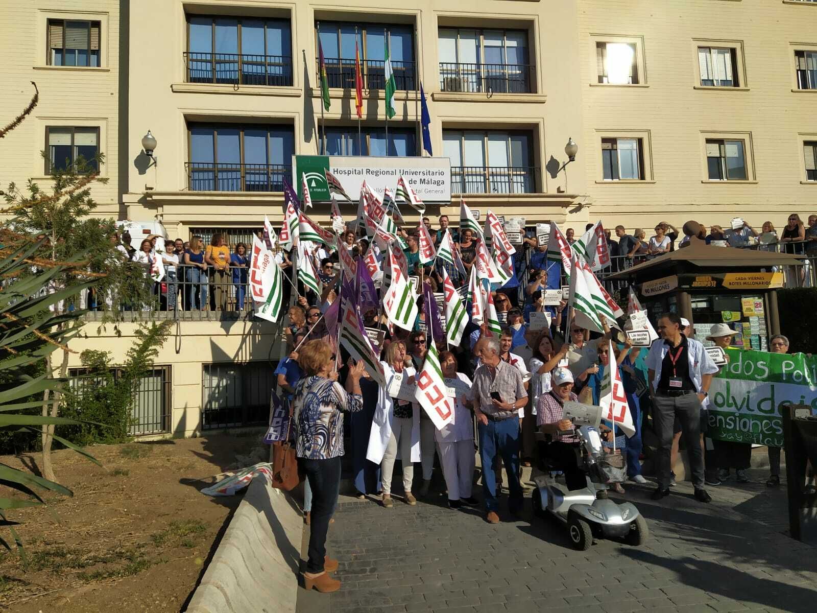 Concentración ante el Hospital Regional de Málaga.