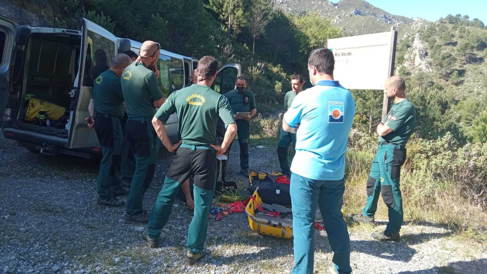 Como uno más, Óscar recibe formación en una jornada en la que se utilizó una nueva camilla para la montaña.