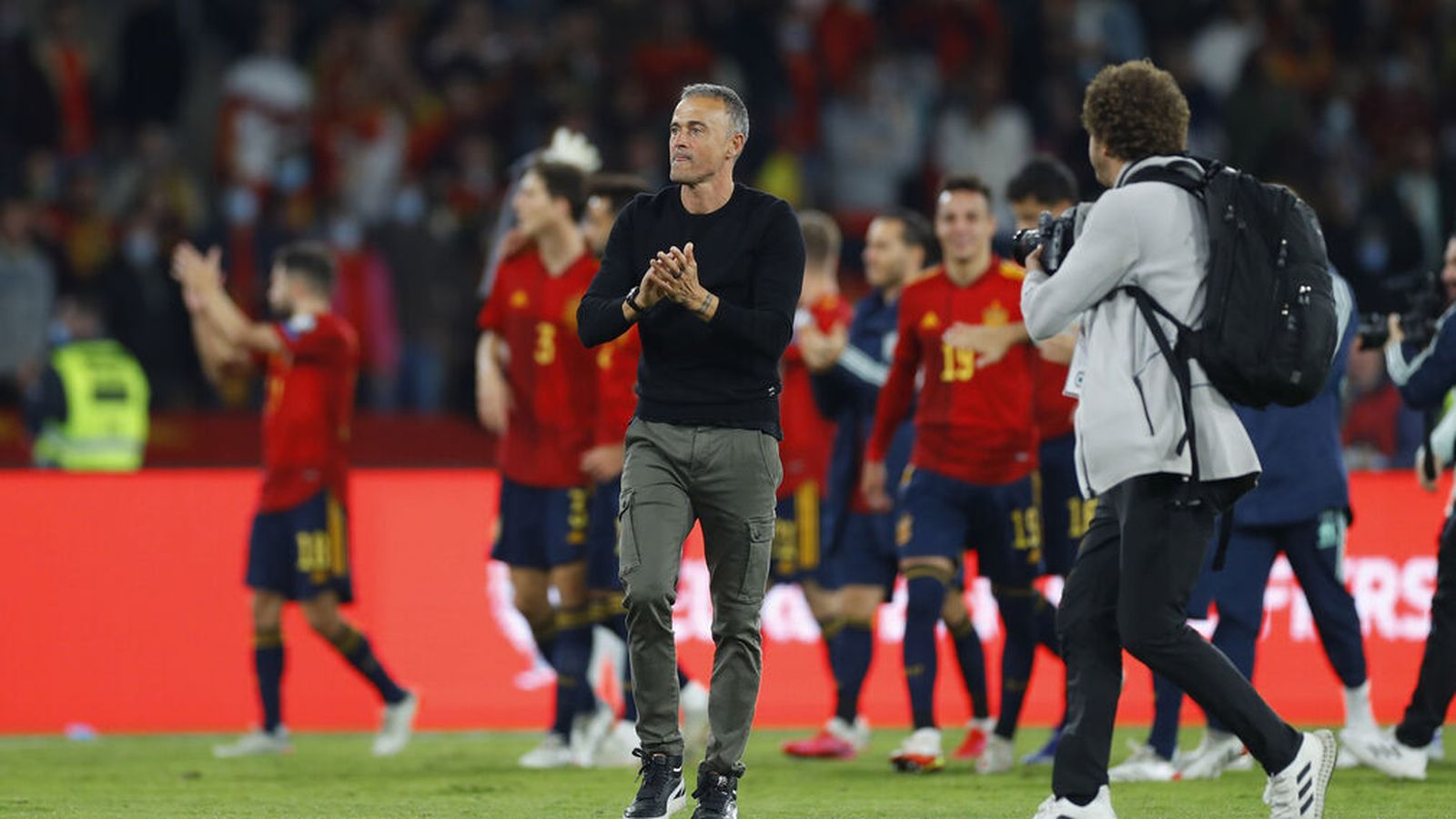 Luis Enrique saltó al campo para celebrar la clasificación con sus jugadores.