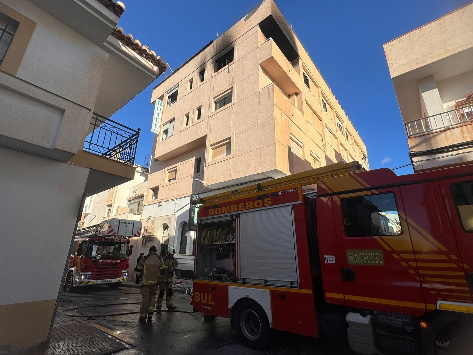 Varios camiones de bomberos desplazados hasta el hotel .