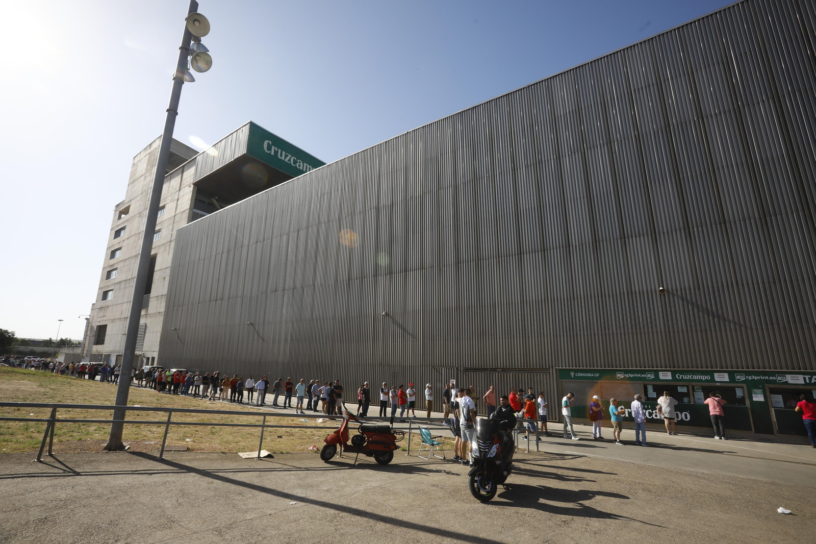 Colas en El Arcángel: Fondos agotados para el Córdoba CF - Ponferradina