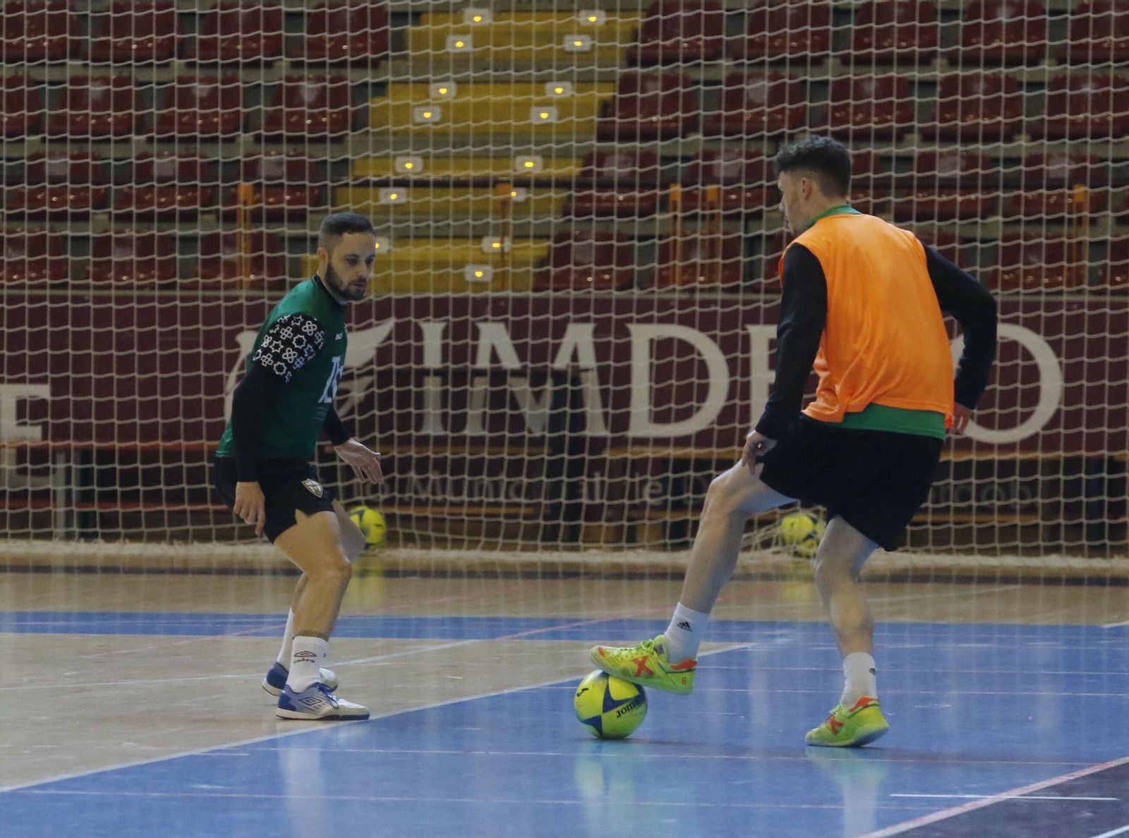 Manu Leal marca de cerca a Cristian Cárdenas durante un entrenamiento en Vista Alegre.