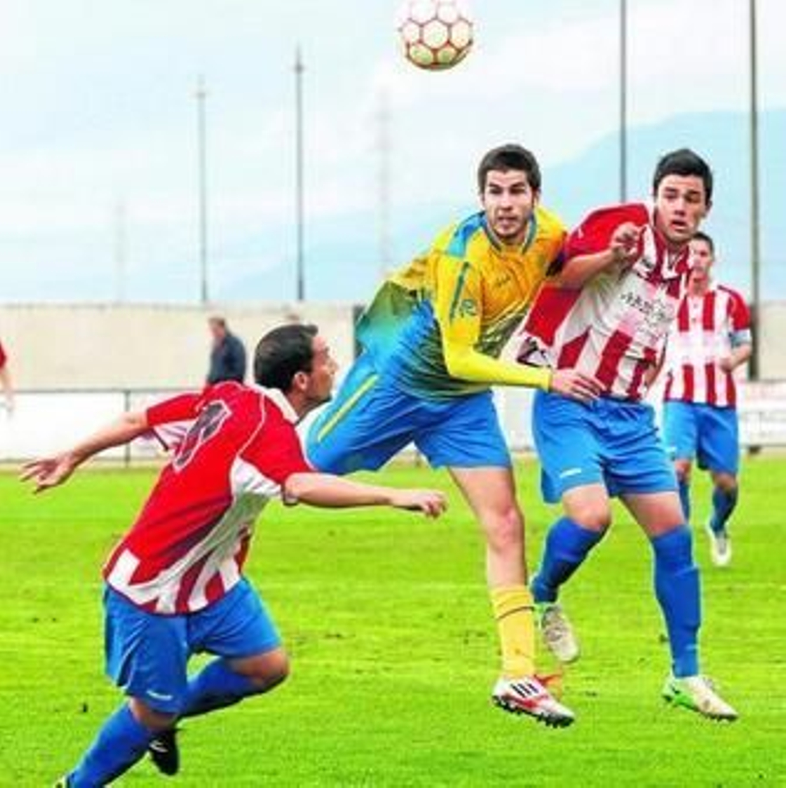 El hueteño Pedro se anticipa al arenero Roberto en un partido anterior en Armilla.