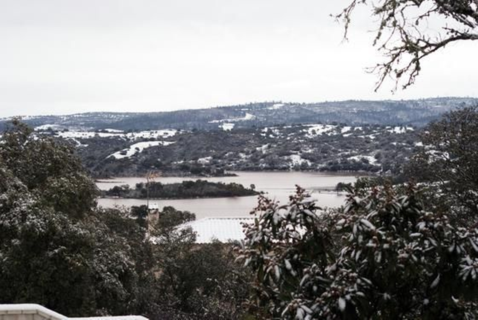 Los Lagos del Serrano, en el Ronquillo, cubiertos de nieve./ José Ortega