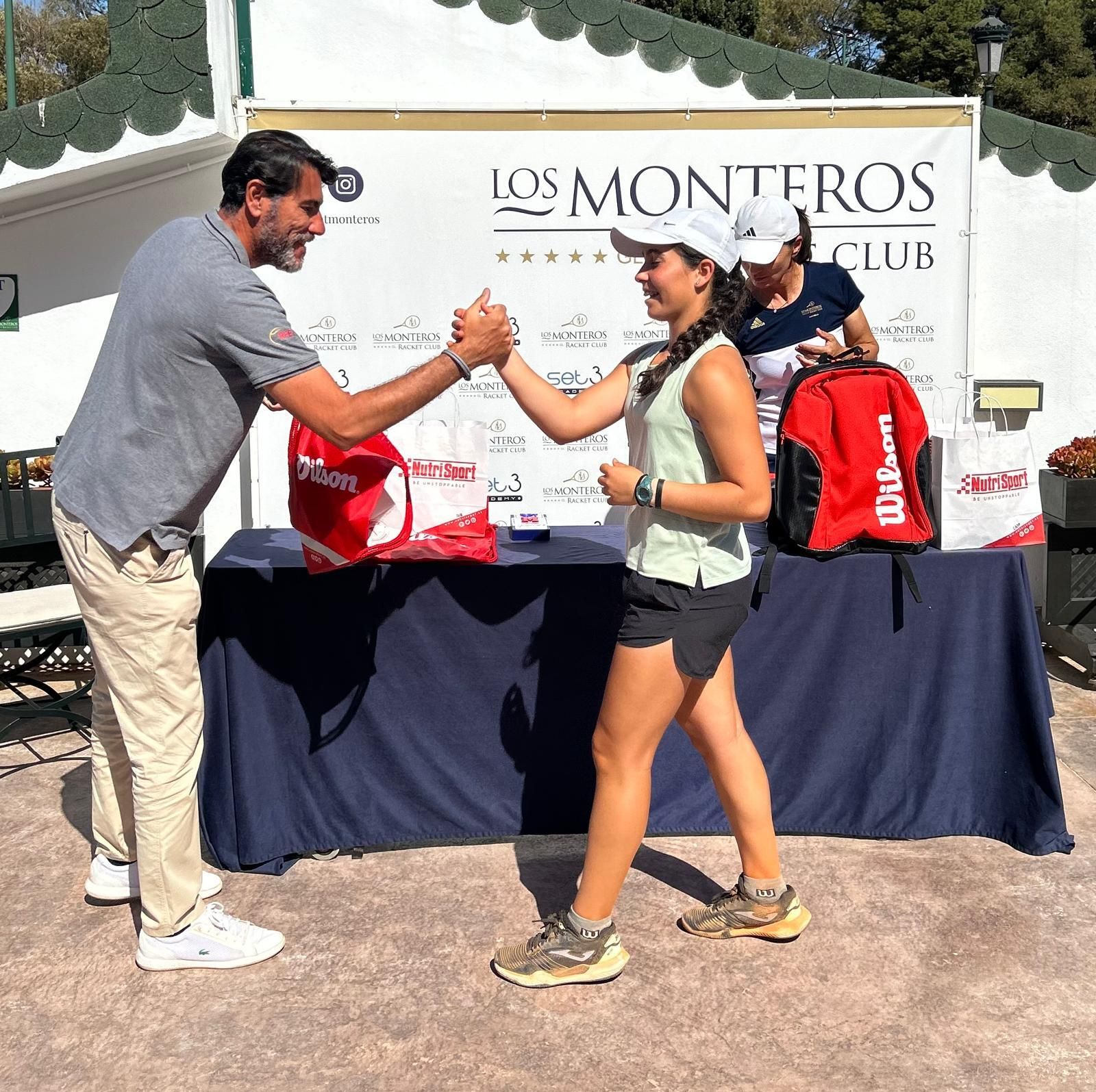 Ainara Fernández recibe la felicitación de uno de los organizadores.