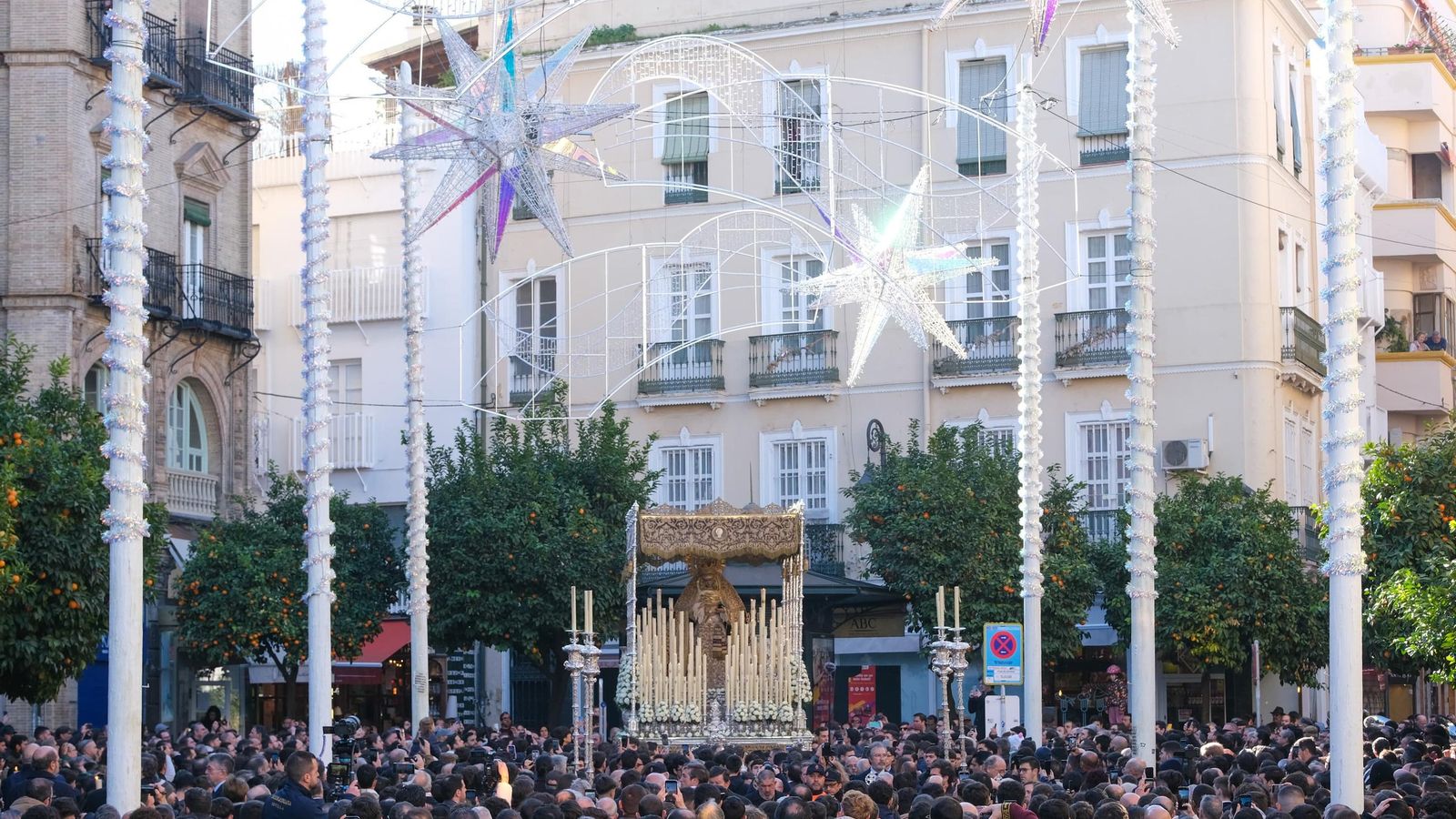 La Virgen del Socorro bajo la iluminación navideña camino de la Colegial del Salvador.