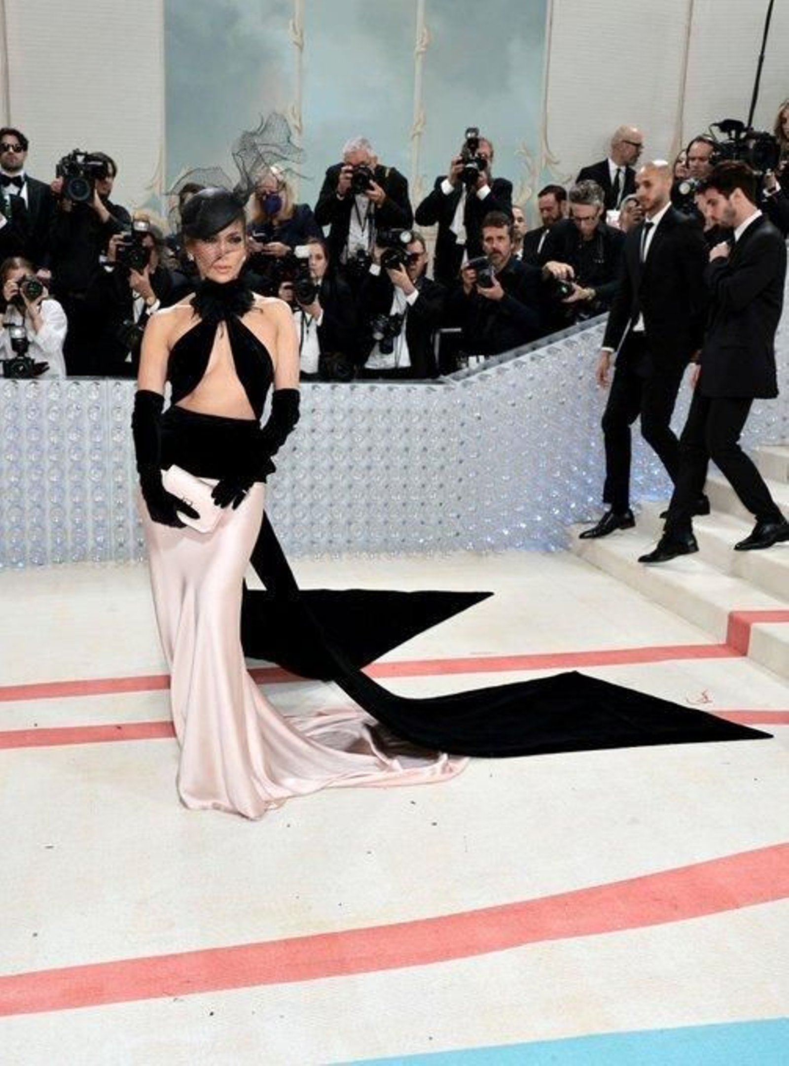 Jennifer Lopez, sin Ben Affleck, de rosa y negro