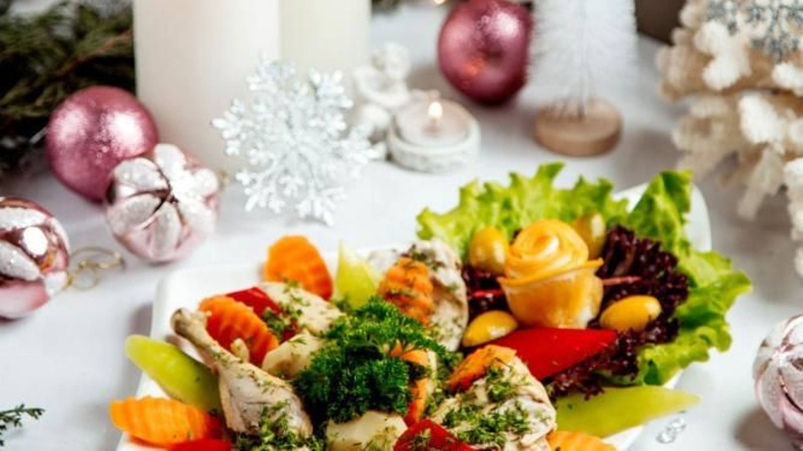 Alimentos saludables en una mesa navideña. Alimentos saludables en una mesa navideña.