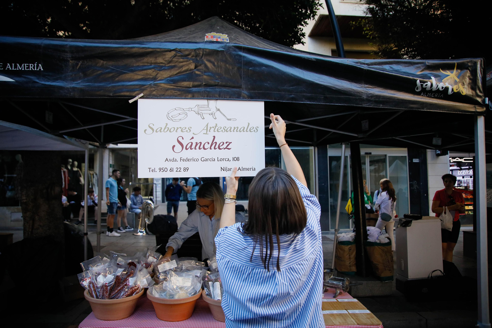 Así es la alfombra de serrín de 60 metros en el Paseo de Almería, en imágenes.