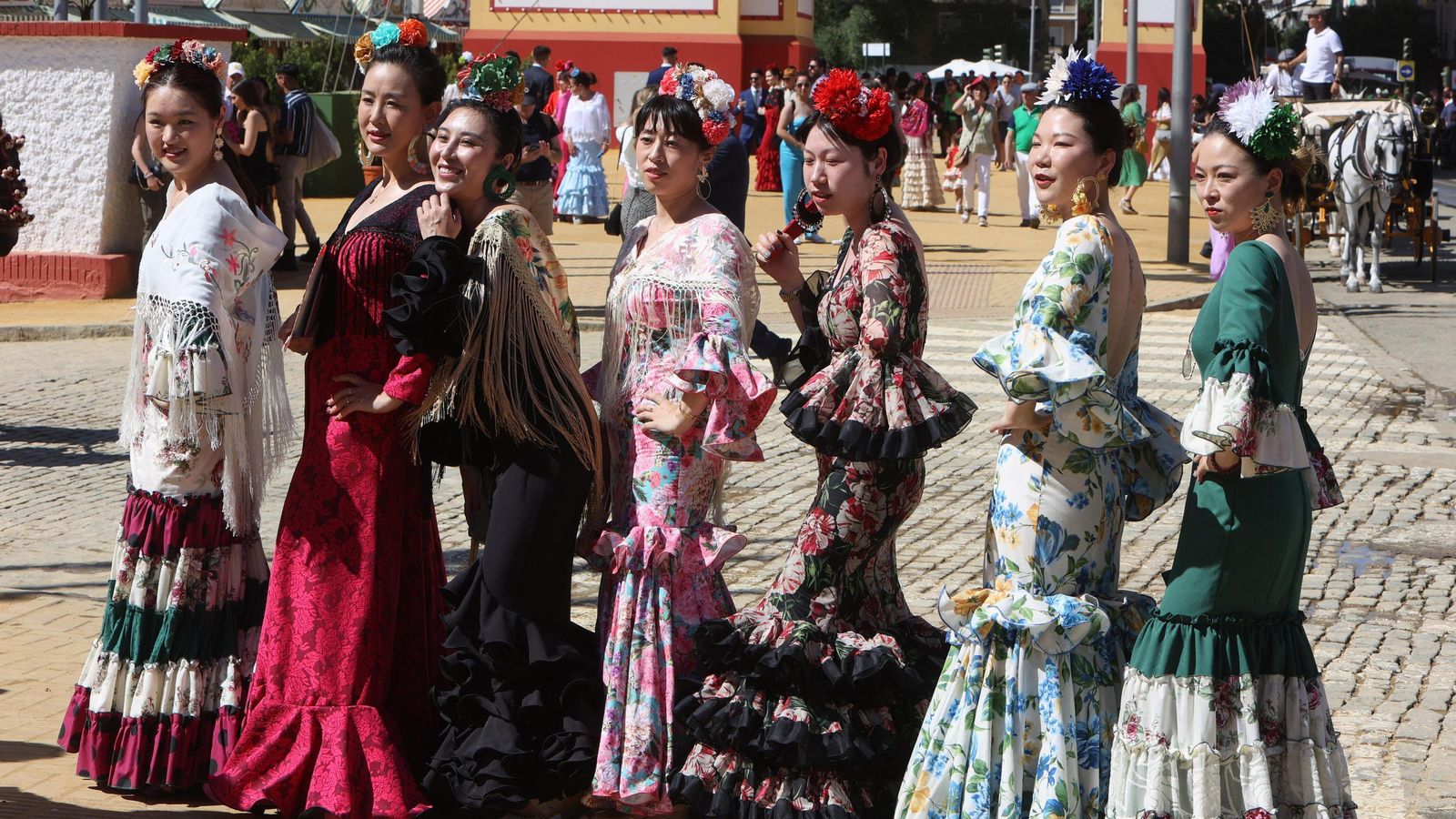 Un grupo de jóvenes orientales, perfectamente ataviadas, se hacen una foto delante de la portada.