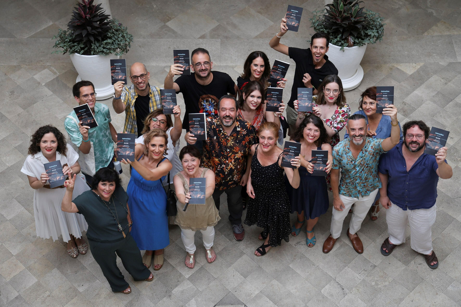 Pablo Bujalance y Lourdes Moreno junto a los autores de 'Astrocitos' en el Museo Thyssen.