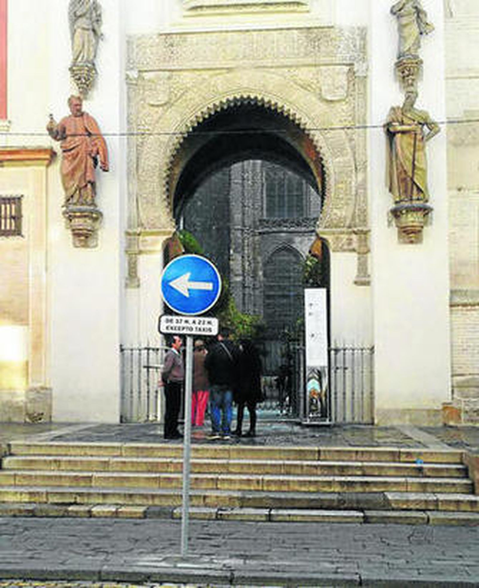 La Puerta del Perdón, con la señal de tráfico  justo delante y sin ella, una vez que ha sido retirada por el Ayuntamiento.