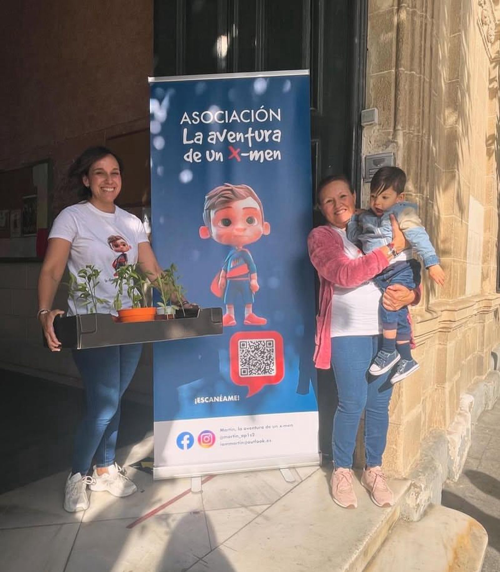 El pequeño Martín, junto a las impulsoras de la iniciativa.