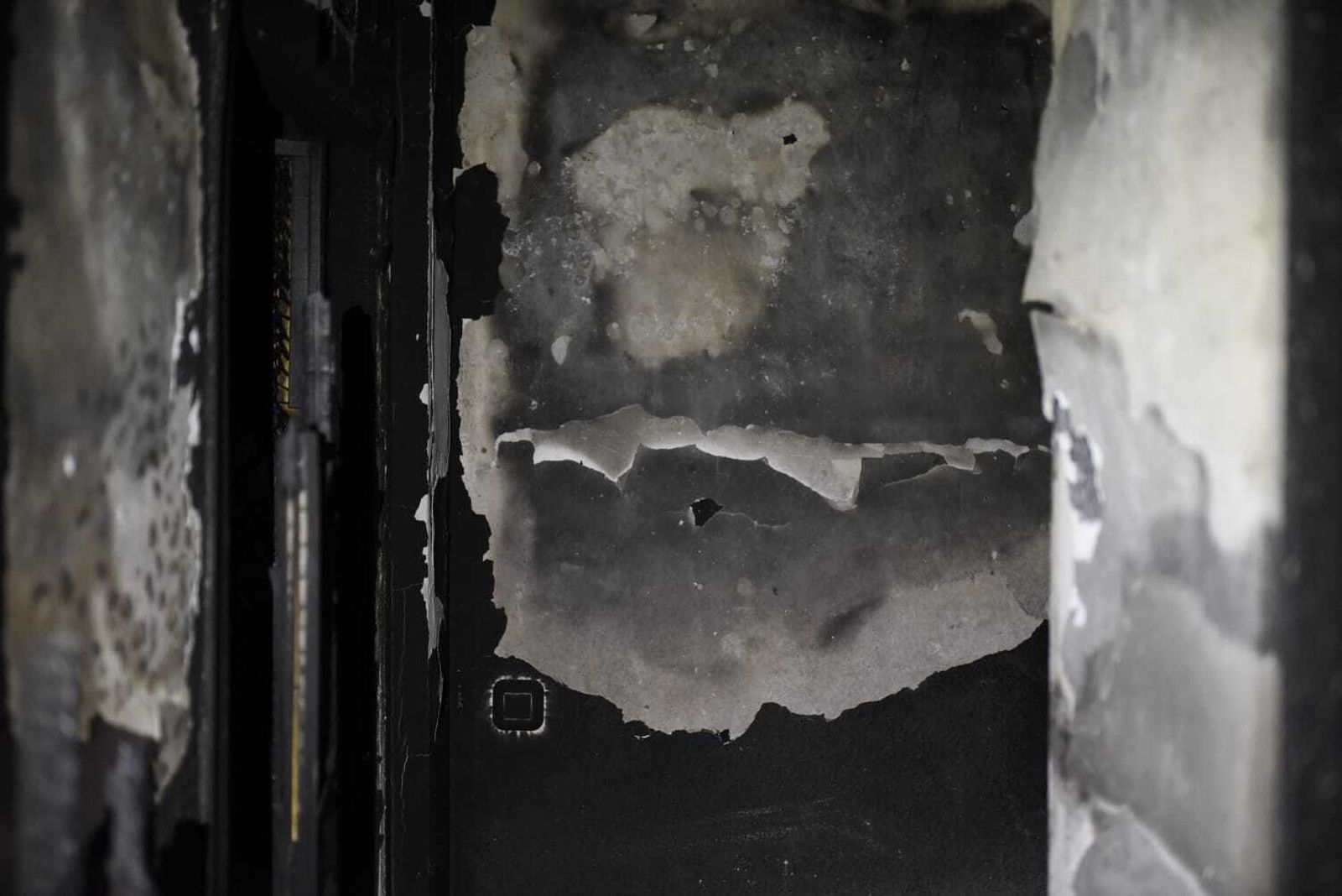 Arrasada por las llamas: Así ha quedado la vivienda del incendio en Isla Chica