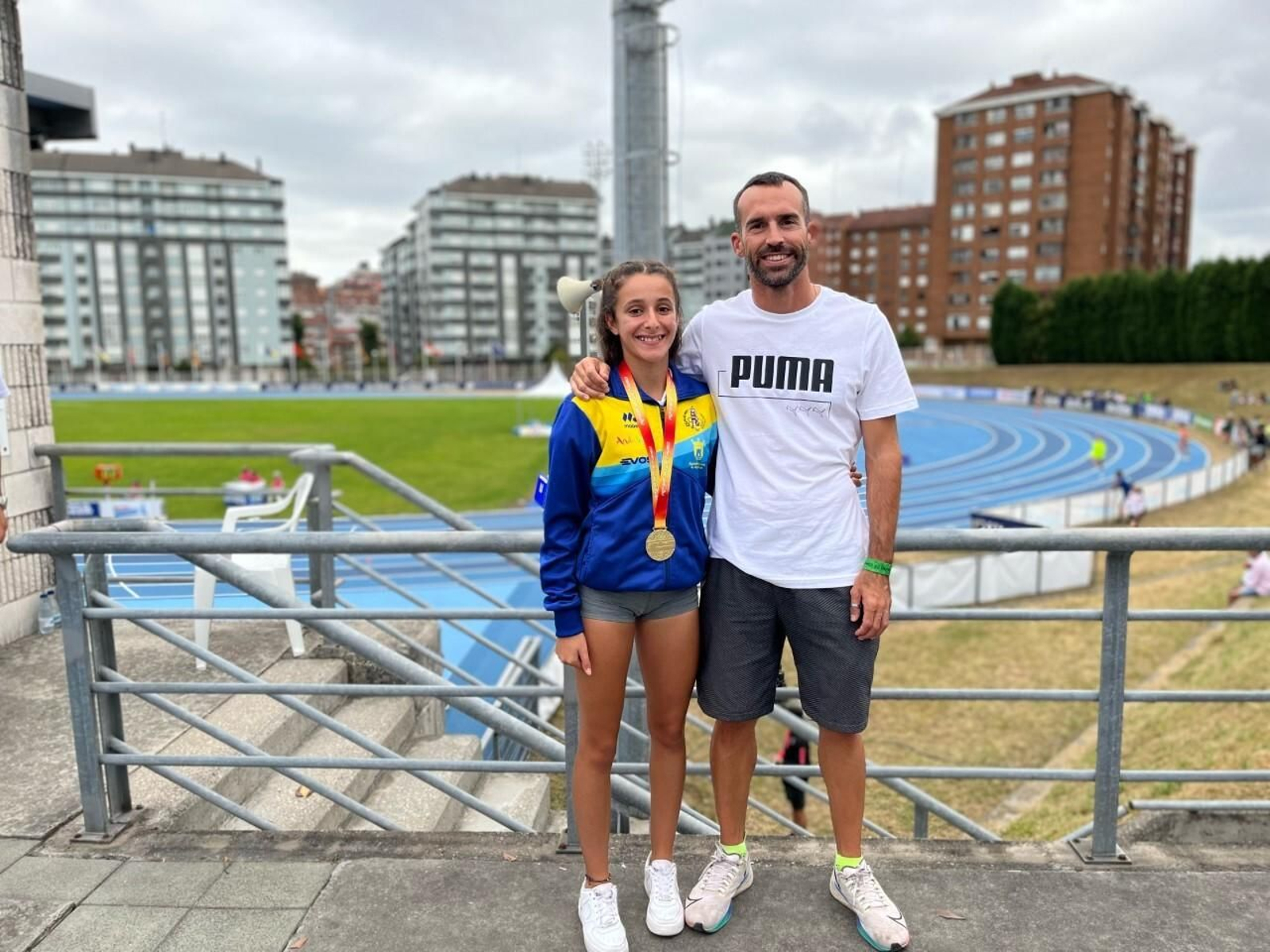 Marina Delgado y su entrenador, Saúl Sáez.