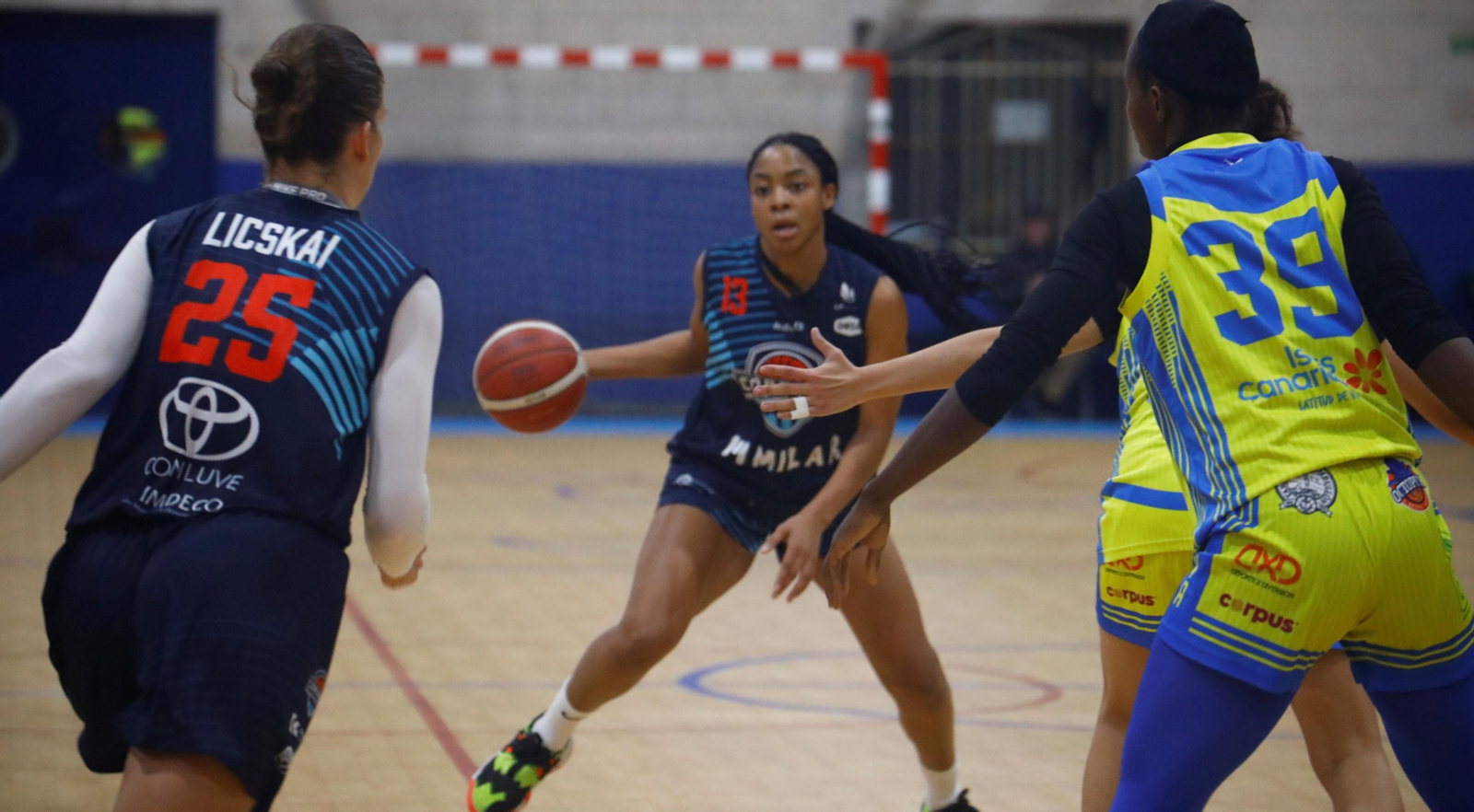 Cristina Ugochukwu intenta conectar con Licskai en un ataque del Milar Córdoba.