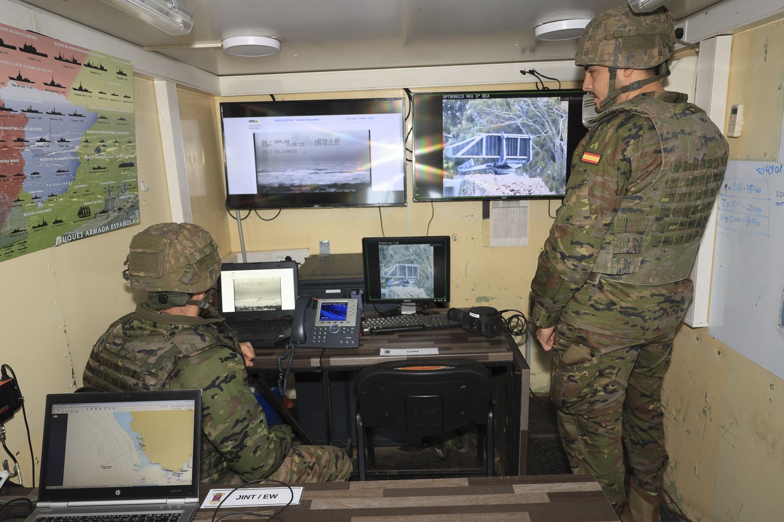 La ministra de Defensa, en el acuartelamiento de Camposoto de San Fernando