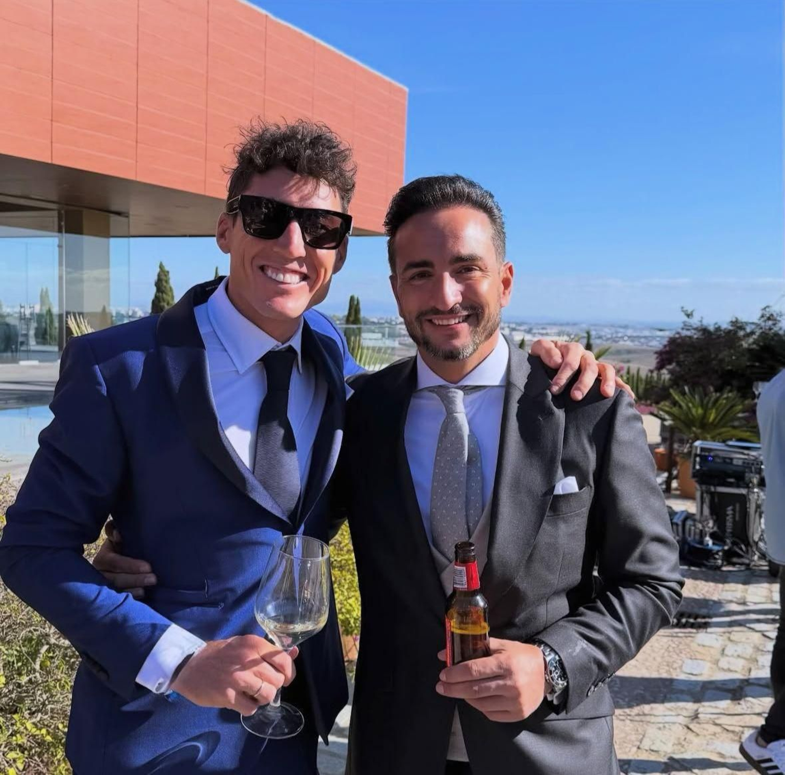 El piloto Aleix Espargaró, junto con el novio, Juanjo Lobato, en Bodegas Luis Pérez.