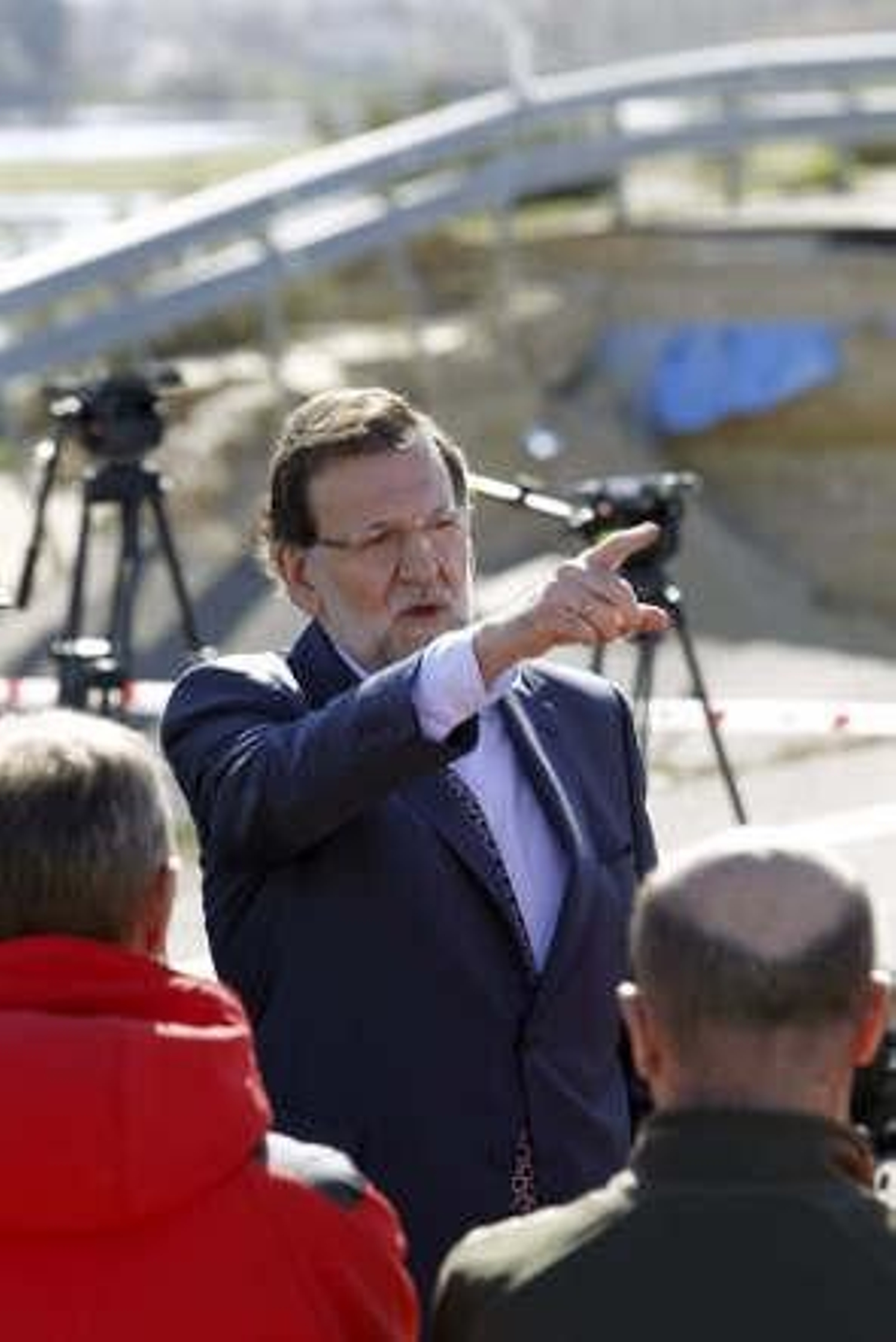 Rajoy acusa a Sánchez de "sobreactuar" en sus críticas por la crecida del Ebro