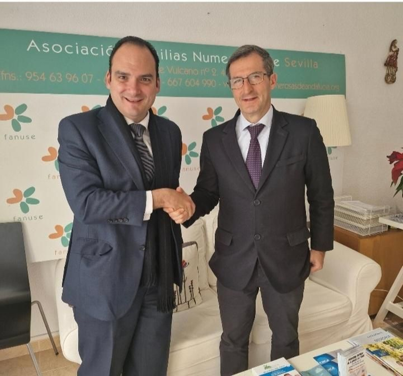 Manuel Gutiérrez, presidente de la Asociación de Familias Numerosas de Sevilla, junto a Rafael Belmonte Góme.