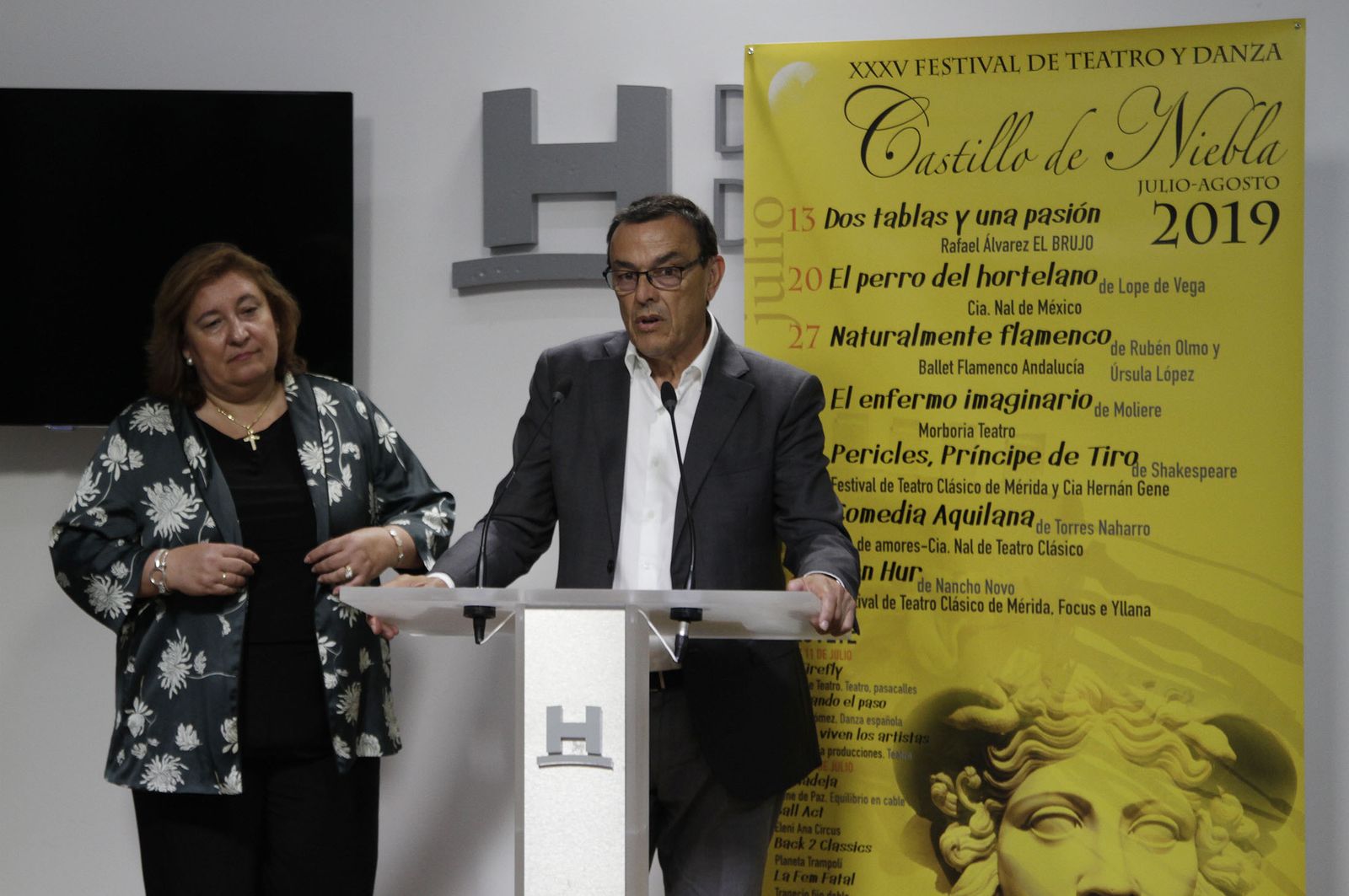 El presidente de la Diputación, Ignacio Caraballo, con la alcaldesa de Niebla, Laura Pichardo, en la presentación del programa del Festival Castillo de Niebla.