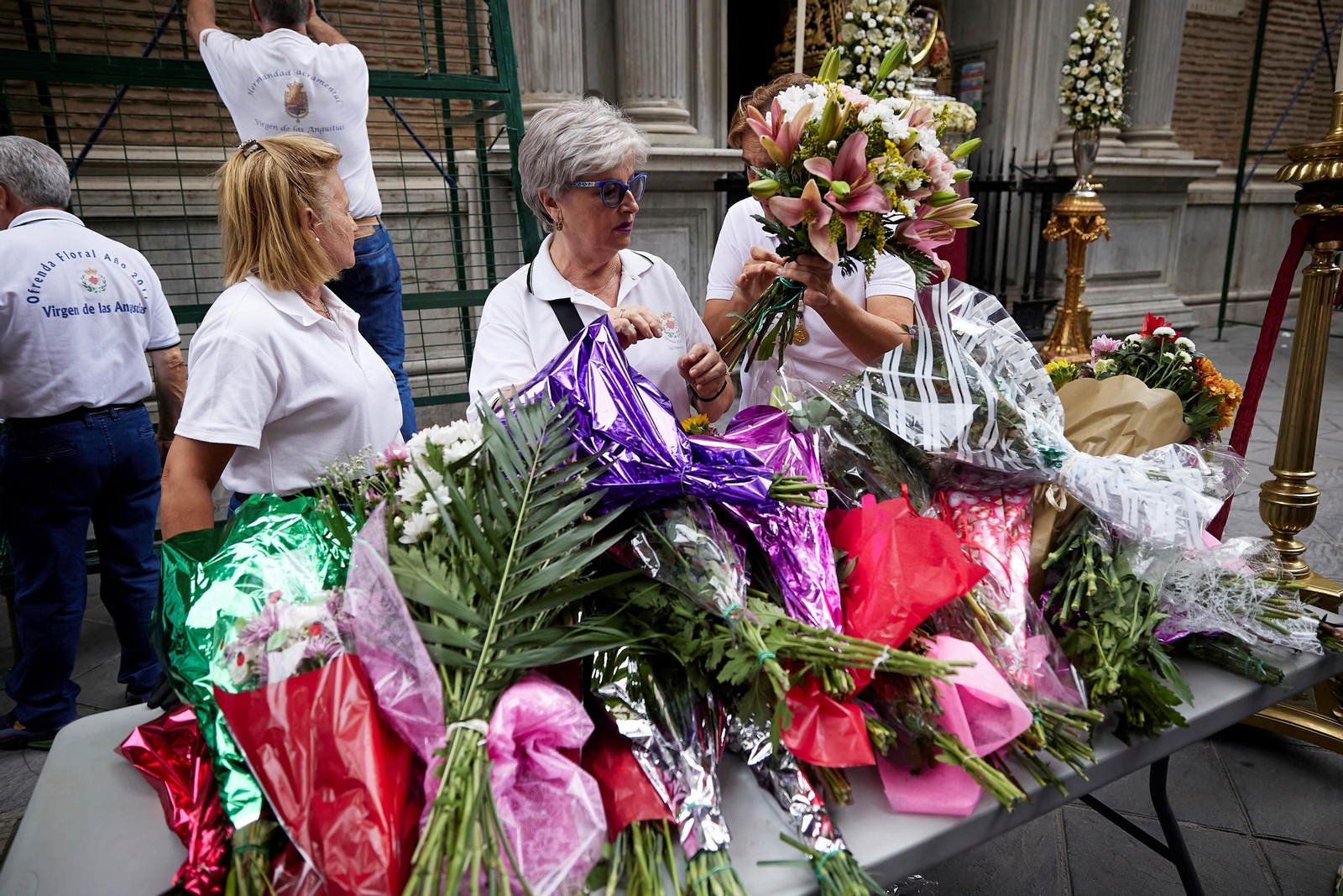 Granada se vuelca con la ofrenda floral en la Basílica de la Virgen de las Angustias