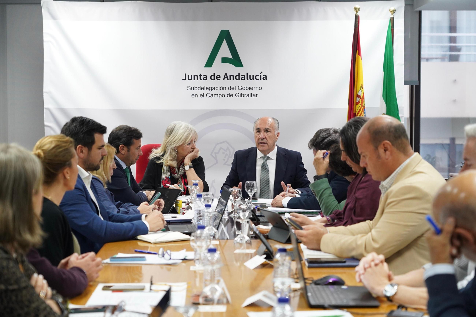 Mercedes Colombo, acompañada por el alcalde de Algeciras, José Ignacio Landaluce, destaca que esta medida supondrá para el Campo de Gibraltar una inversión de más de 2 millones de euros que beneficiará a 123 centros docentes de la comarca.