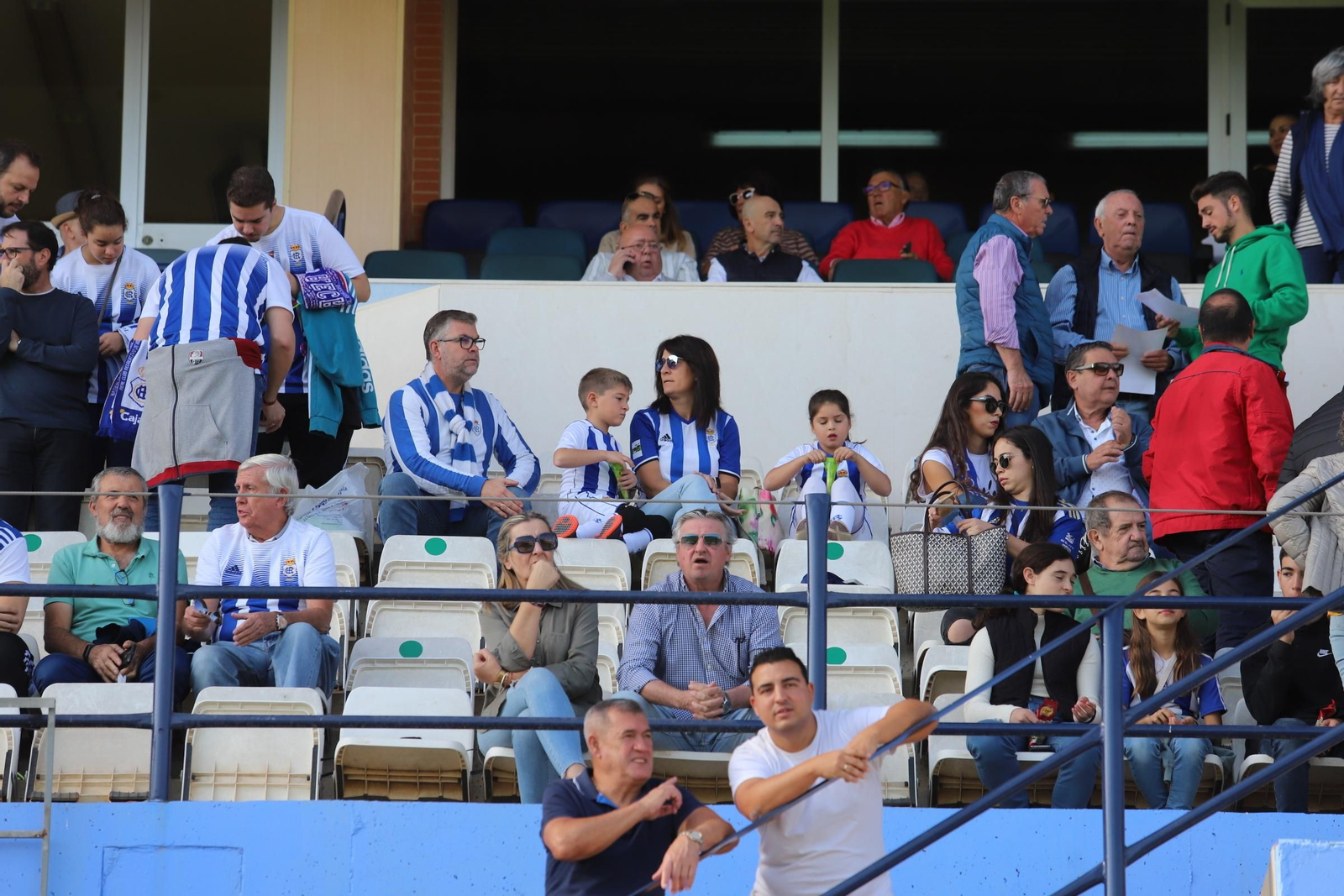 Imágenes del gran ambiente en el Nuevo Colombino para ver el  Recre-Burgos